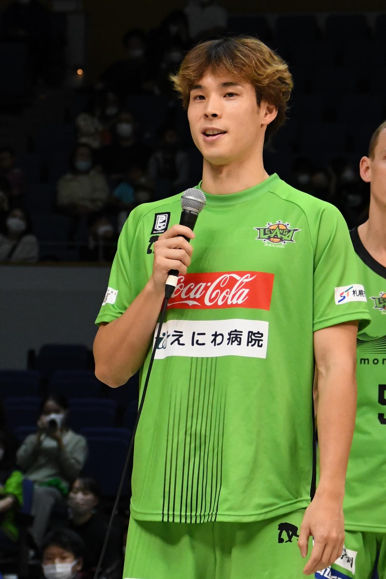 試合後のインタビューに応えるレバンガ北海道のPG／SGの荒川（撮影・石井翔太）