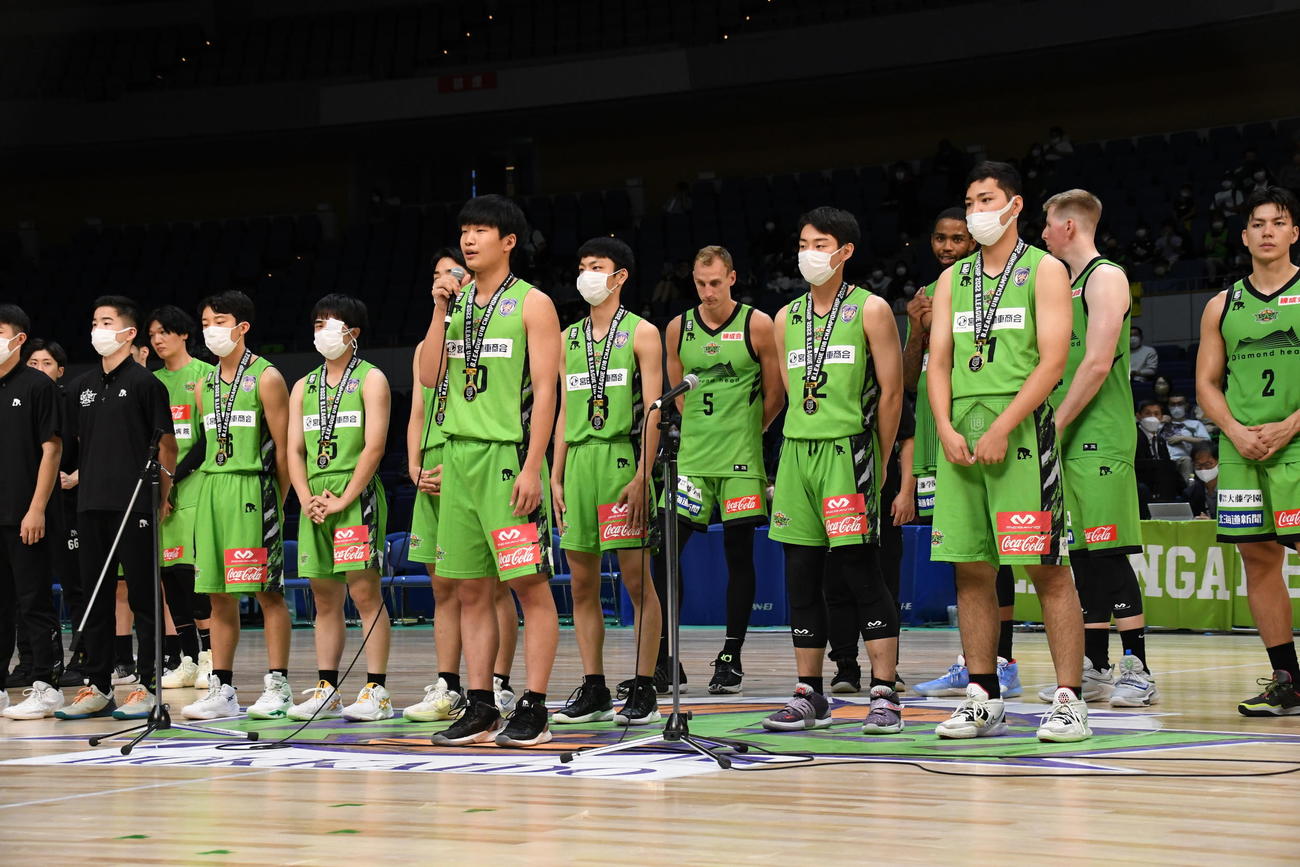BリーグU18チャンピオンシップ2022優勝を報告するレバンガ北海道U18の越後（手前）ら（撮影・石井翔太）