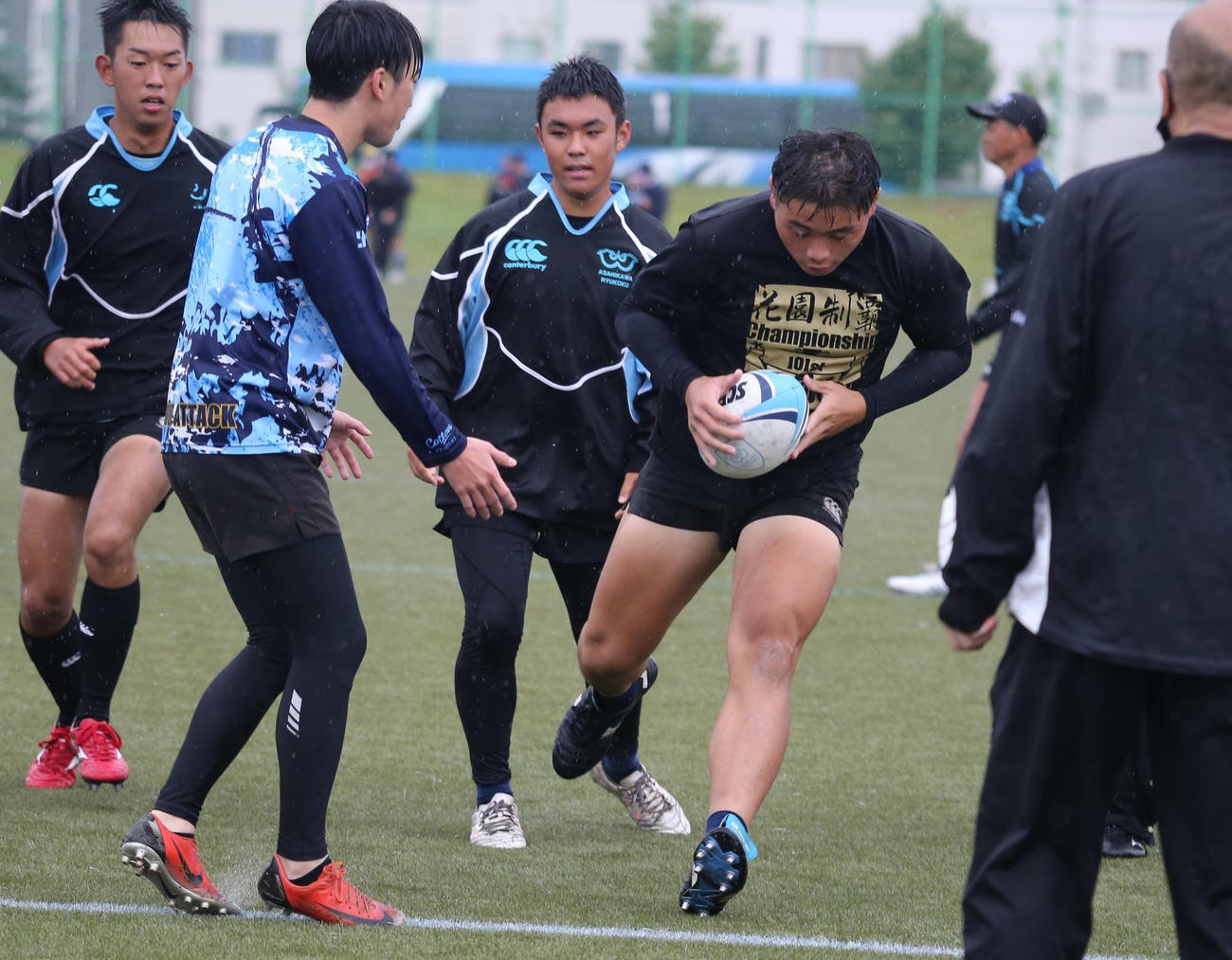 旭川龍谷の右プロップFW佐野（左から4人目）は練習で足を引きずりながらも懸命にプレー