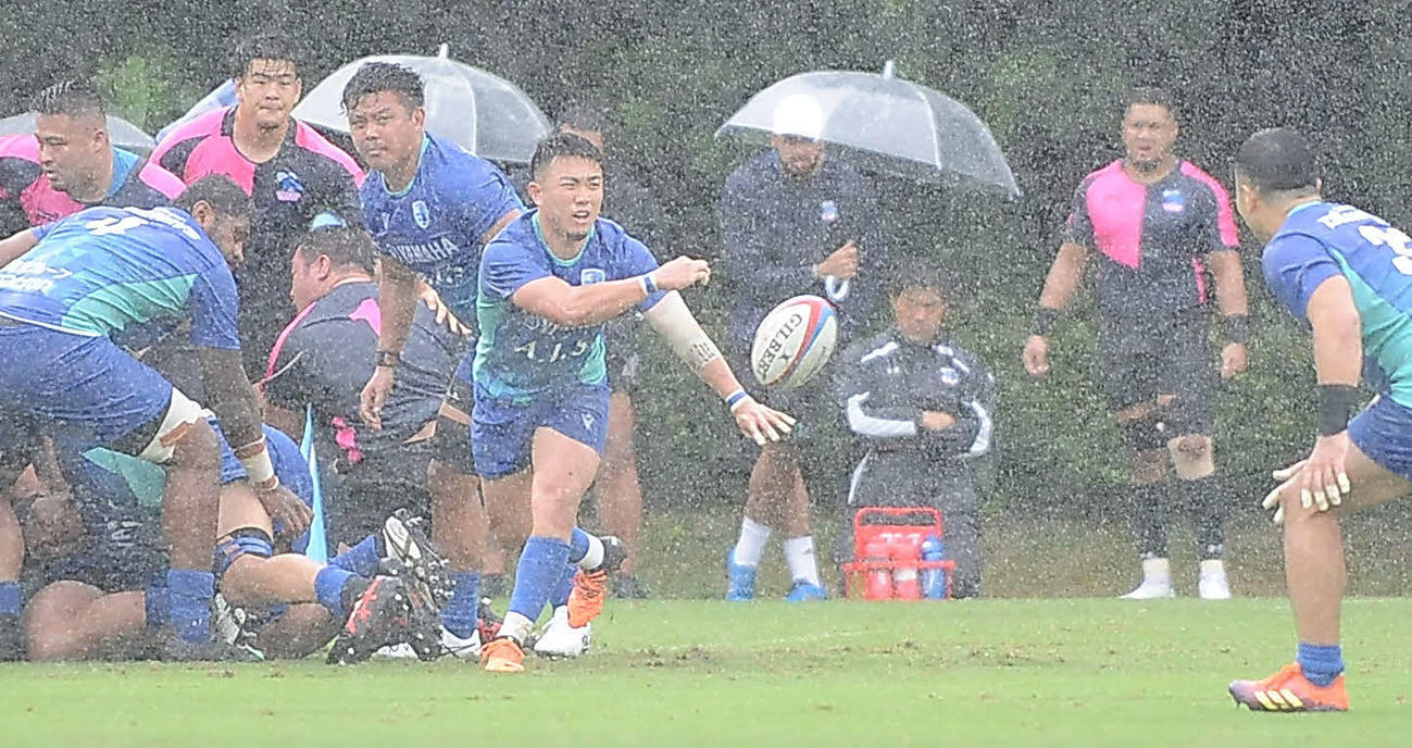雨の中、ラックから出た球をパスする静岡ブルーレヴズの田上