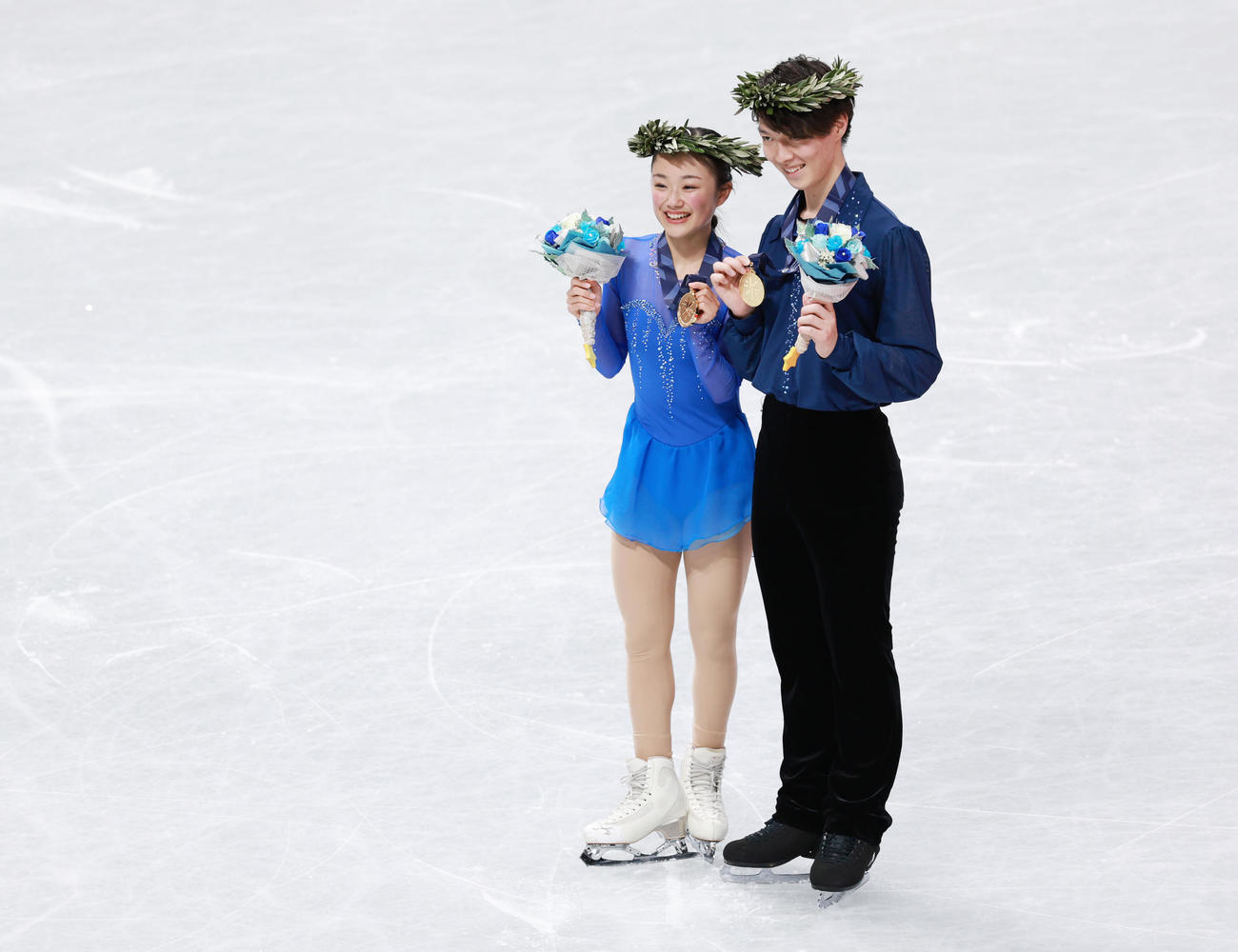 2021年12月26日、全日本選手権でのペアの表彰式でメダルを手にする柚木（左）と市橋組
