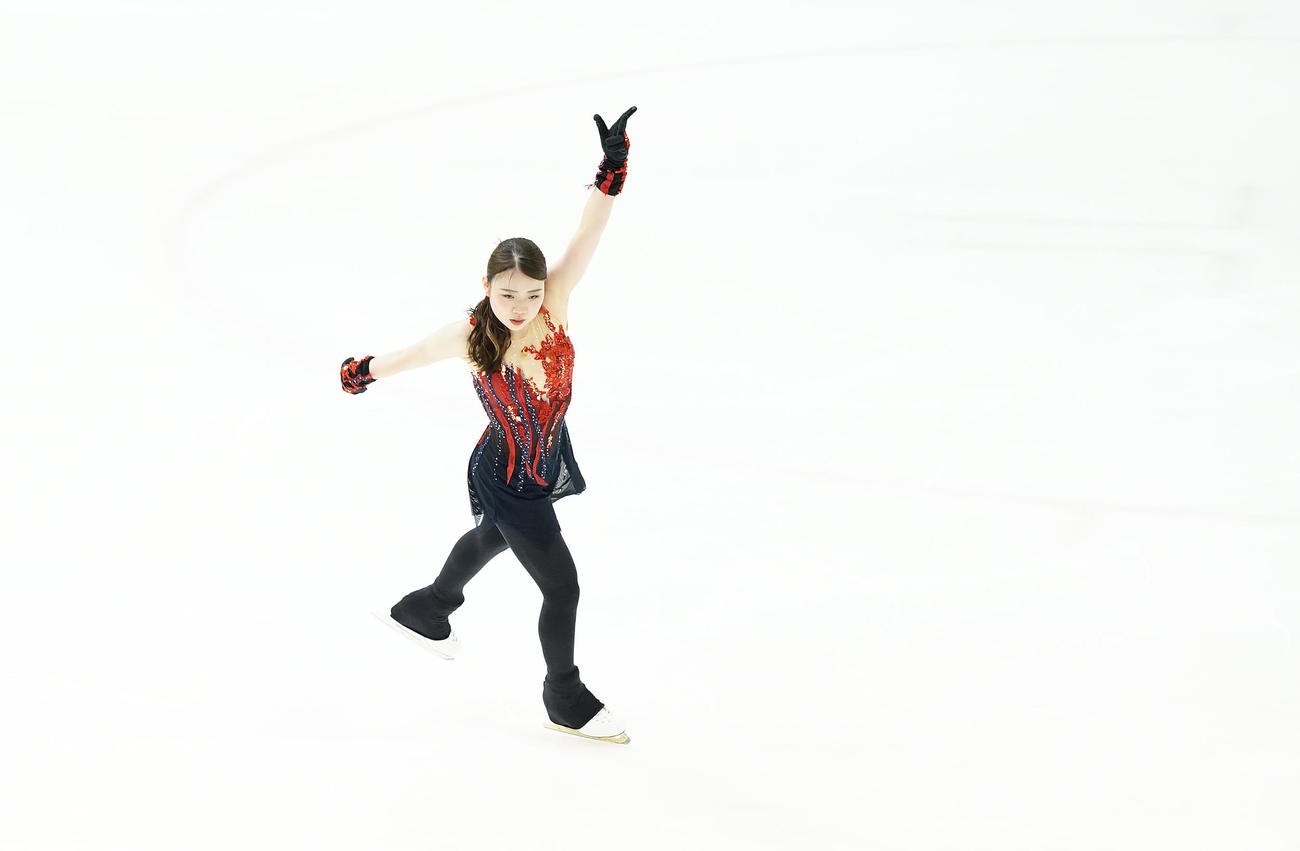 女子SPで着氷する紀平（撮影・垰建太）