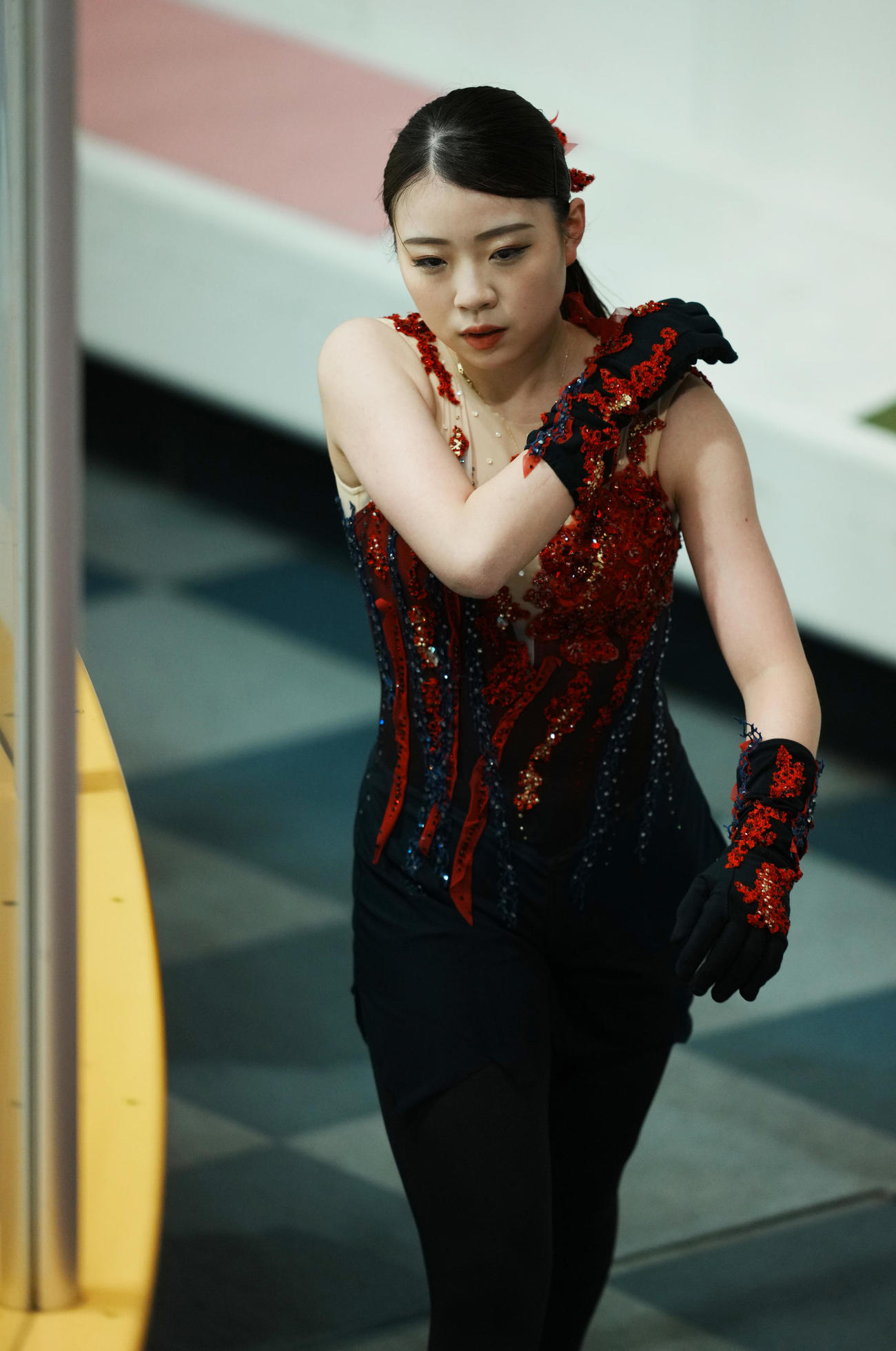 女子SPの演技前の練習を終え表情を引き締める紀平（撮影・垰建太）