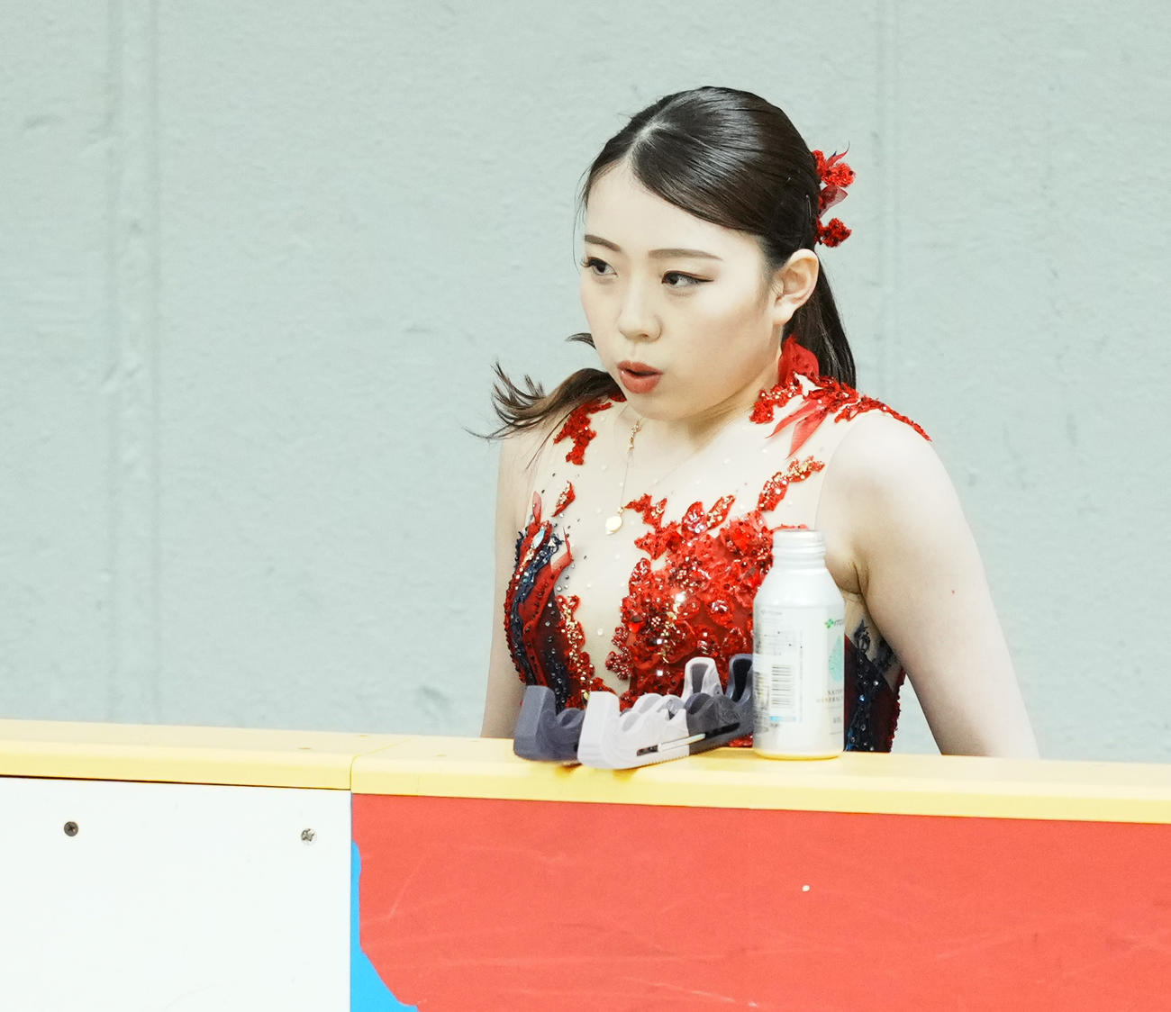女子SPの演技前に呼吸を整える紀平（撮影・垰建太）