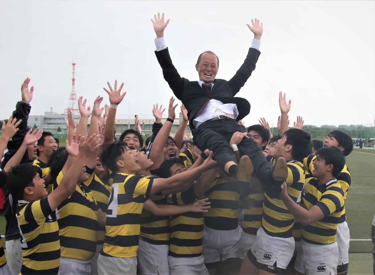 初優勝を決めた立命館慶祥フィフティーンは、松田監督を胴上げする