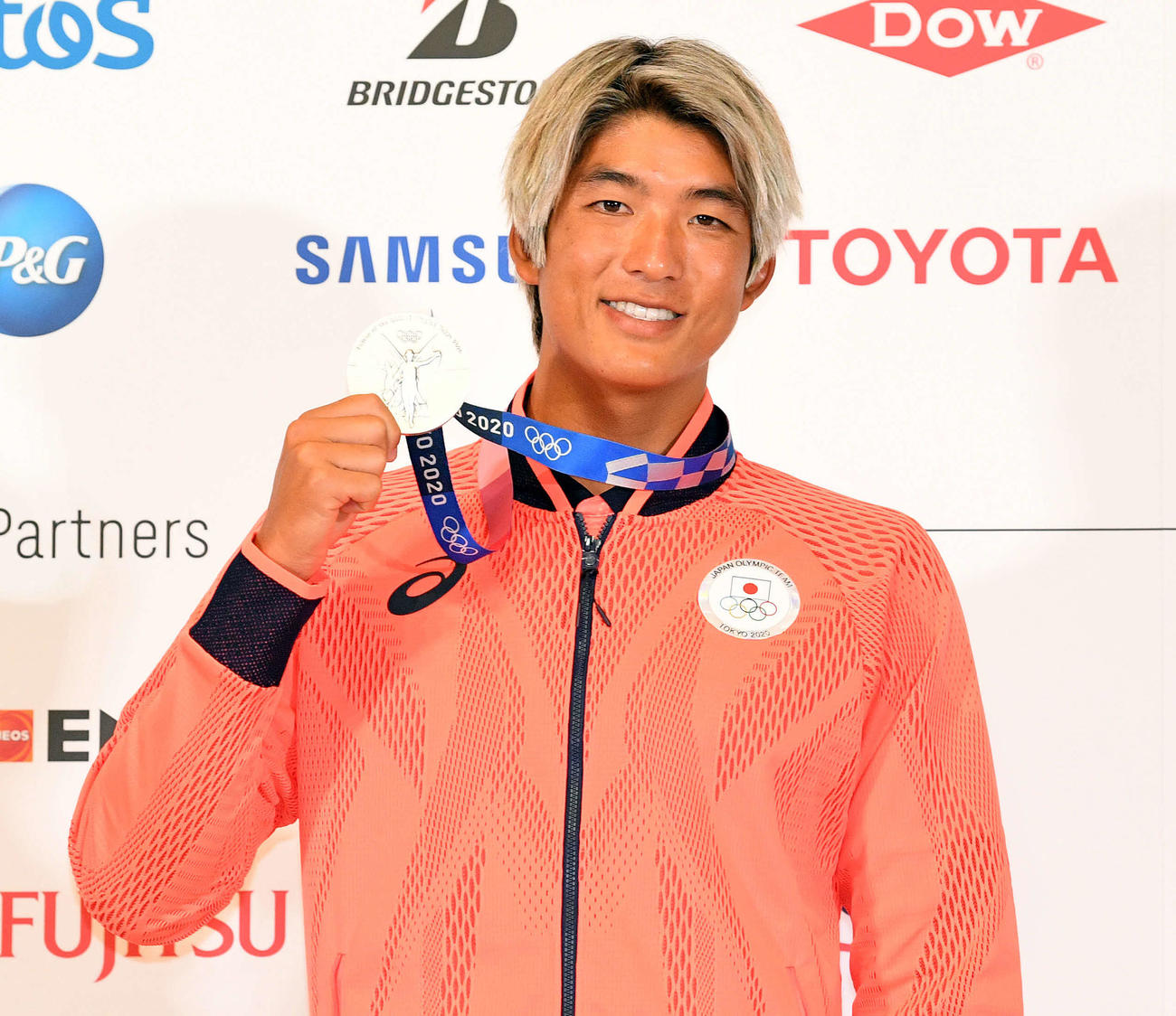 7月28日、東京五輪で銀メダルを獲得し、一夜明け会見を終えて記念撮影する男子サーフィンの五十嵐カノア