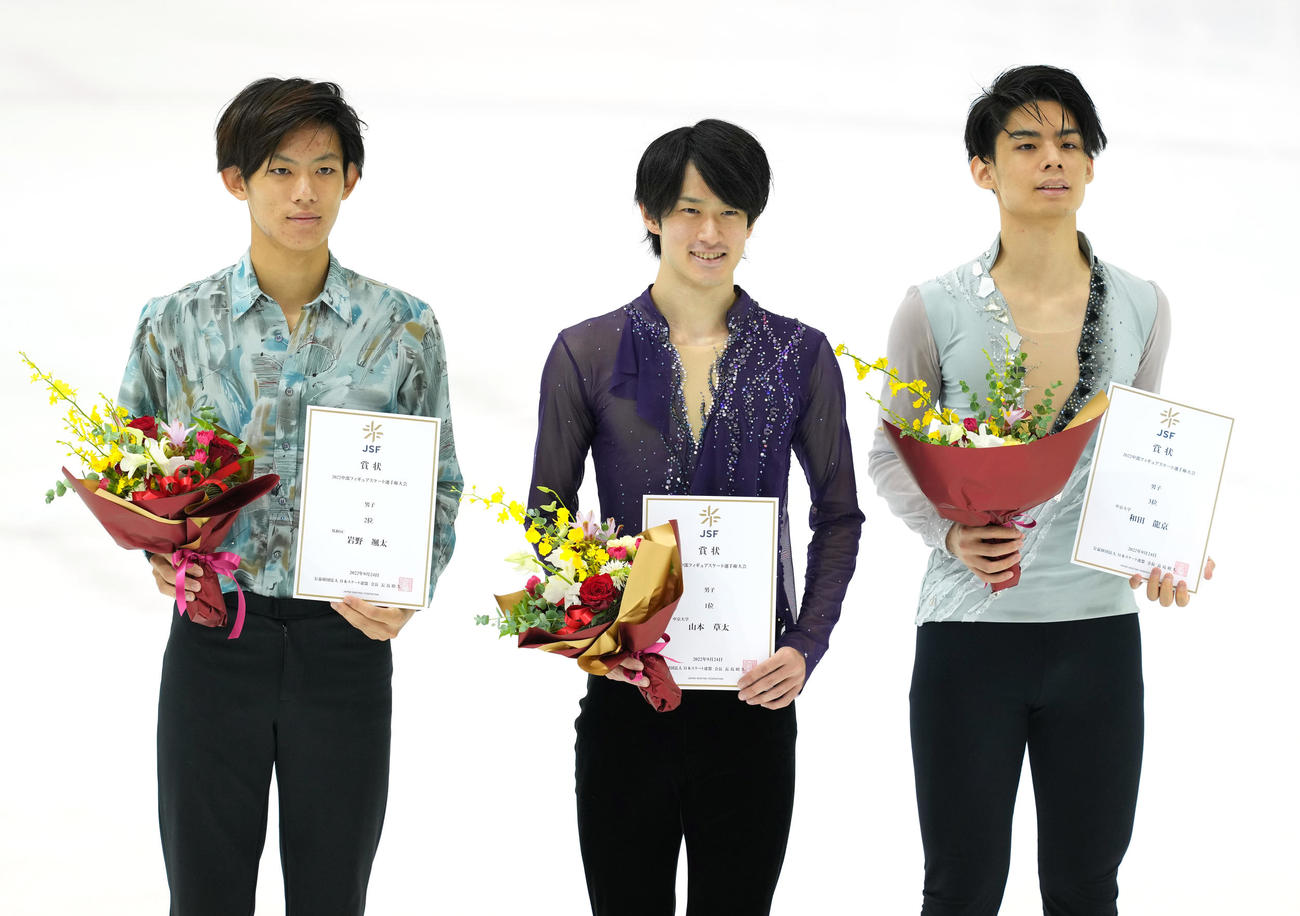 男子の表彰式で笑顔を見せる1位の山本（中央）、2位岩野、3位和田（撮影・垰建太）