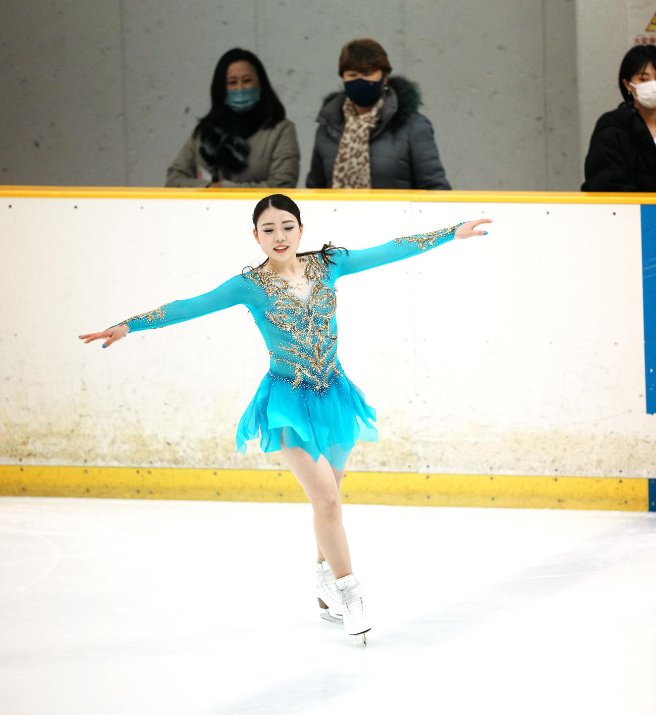 女子フリーの演技を終えリンクから上がる前にジャンプを確認する紀平（撮影・垰建太）