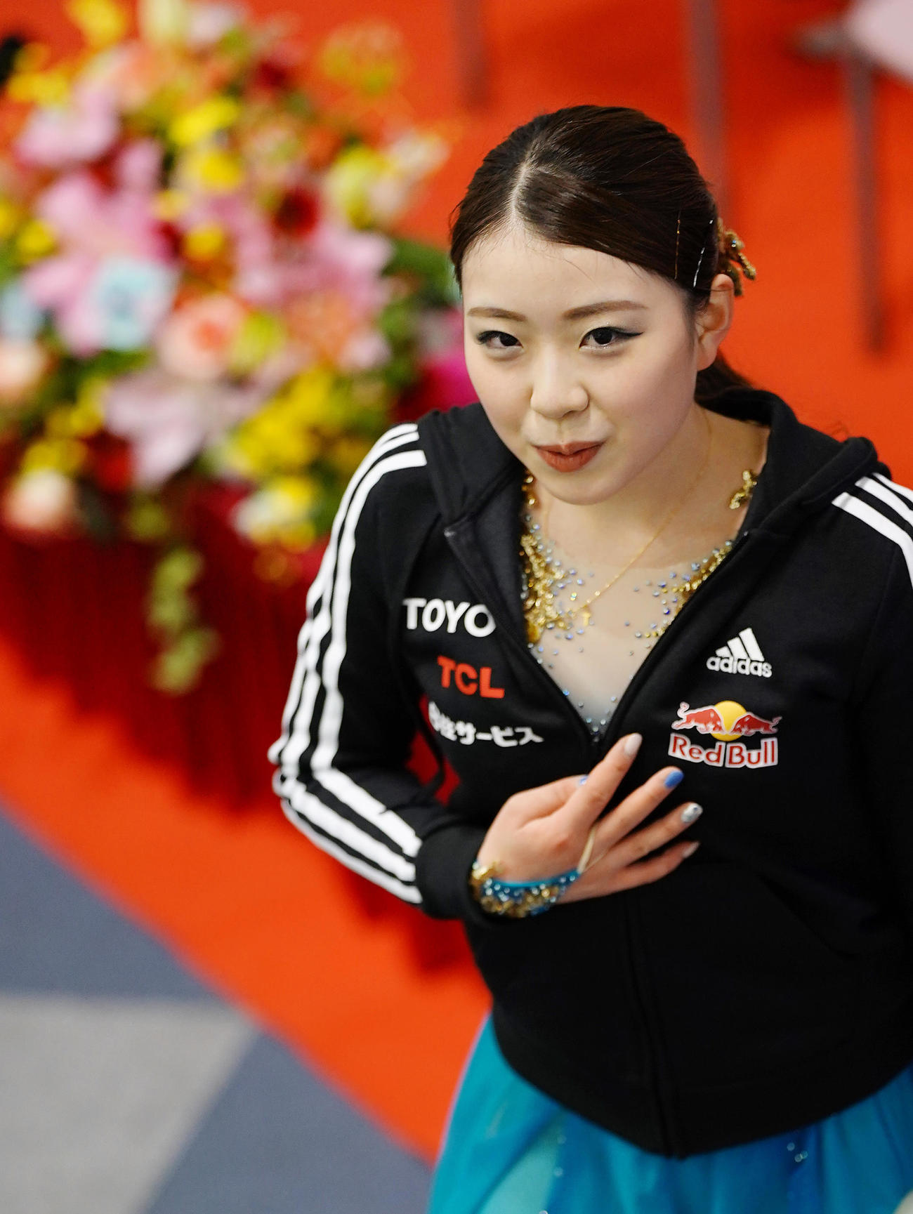 女子フリーの演技を終えキスアンドクライで得点を聞いた紀平はほっとした表情を見せながら引き揚げる（撮影・垰建太）