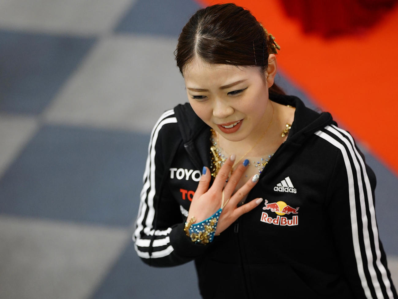 女子フリーの演技を終えキスアンドクライで得点を聞いた紀平はほっとした表情を見せながら引き揚げる（撮影・垰建太）