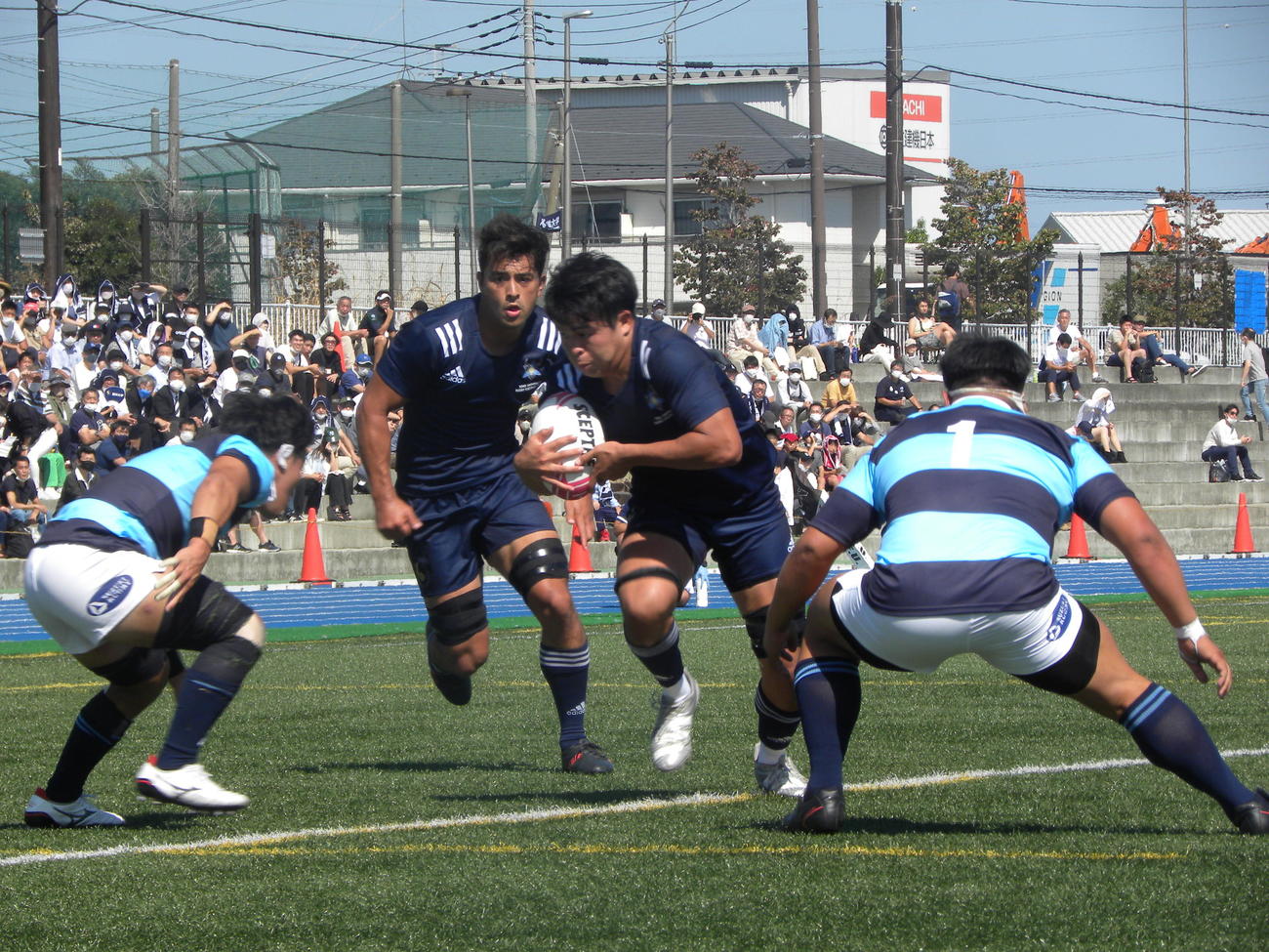 関東学院大戦の前半、攻め込む東洋大（奥）（撮影・松本航）