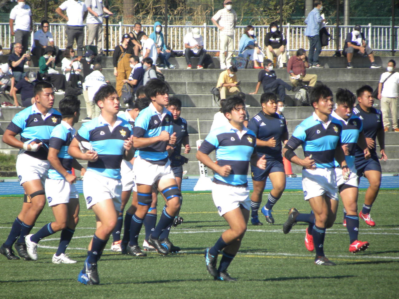 東洋大戦後に引き揚げる関東学院大の選手たち（撮影・松本航）