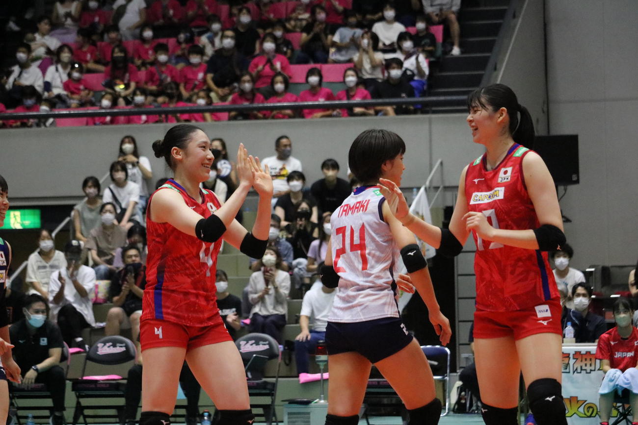 第3セット、得点が決まり喜ぶ（左から）石川真佑、松井珠己、山田二千華
