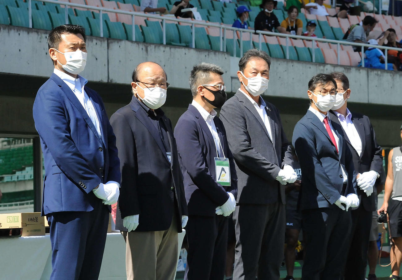 表彰式で贈呈者を務める、左から山谷氏、出野氏、1人おいて清宮氏、久保田氏