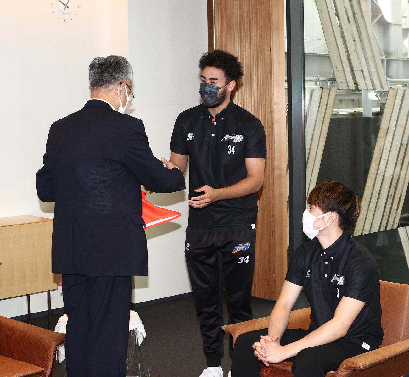 磯田長岡市長（左）にサイン入りユニホームを手渡す遠藤（中央）