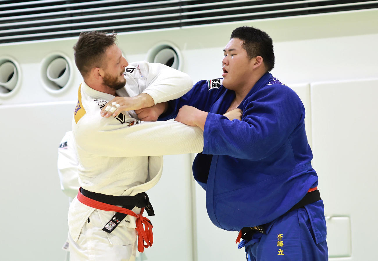 柔道全日本代表合宿練習　練習に励む斉藤立（右）とルカシュ・クルパレク（代表撮影）