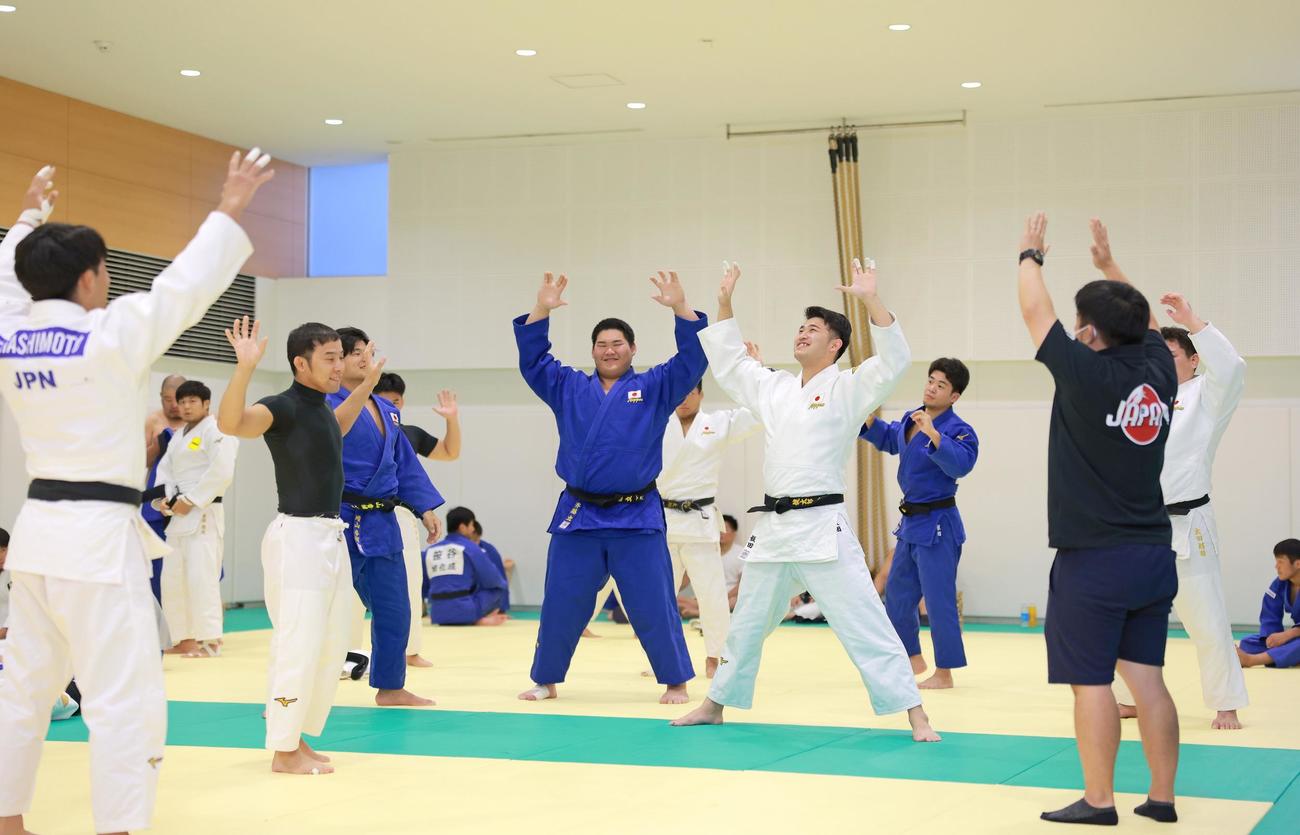 柔道全日本代表合宿練習　ウォーミングアップをする選手たち（中央左に斉藤立、右に飯田健太郎）（代表撮影）
