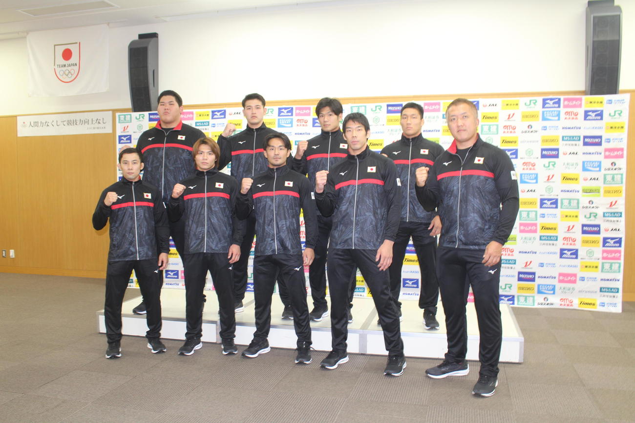 柔道男子日本代表。前列左から高藤、阿部、橋本、永瀬、鈴木監督。後列左から斉藤、飯田、増山、藤原