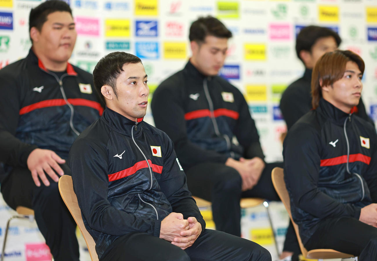 柔道全日本代表合宿記者会見　会見で意気込みを話す高藤直寿（左手前）（代表撮影）