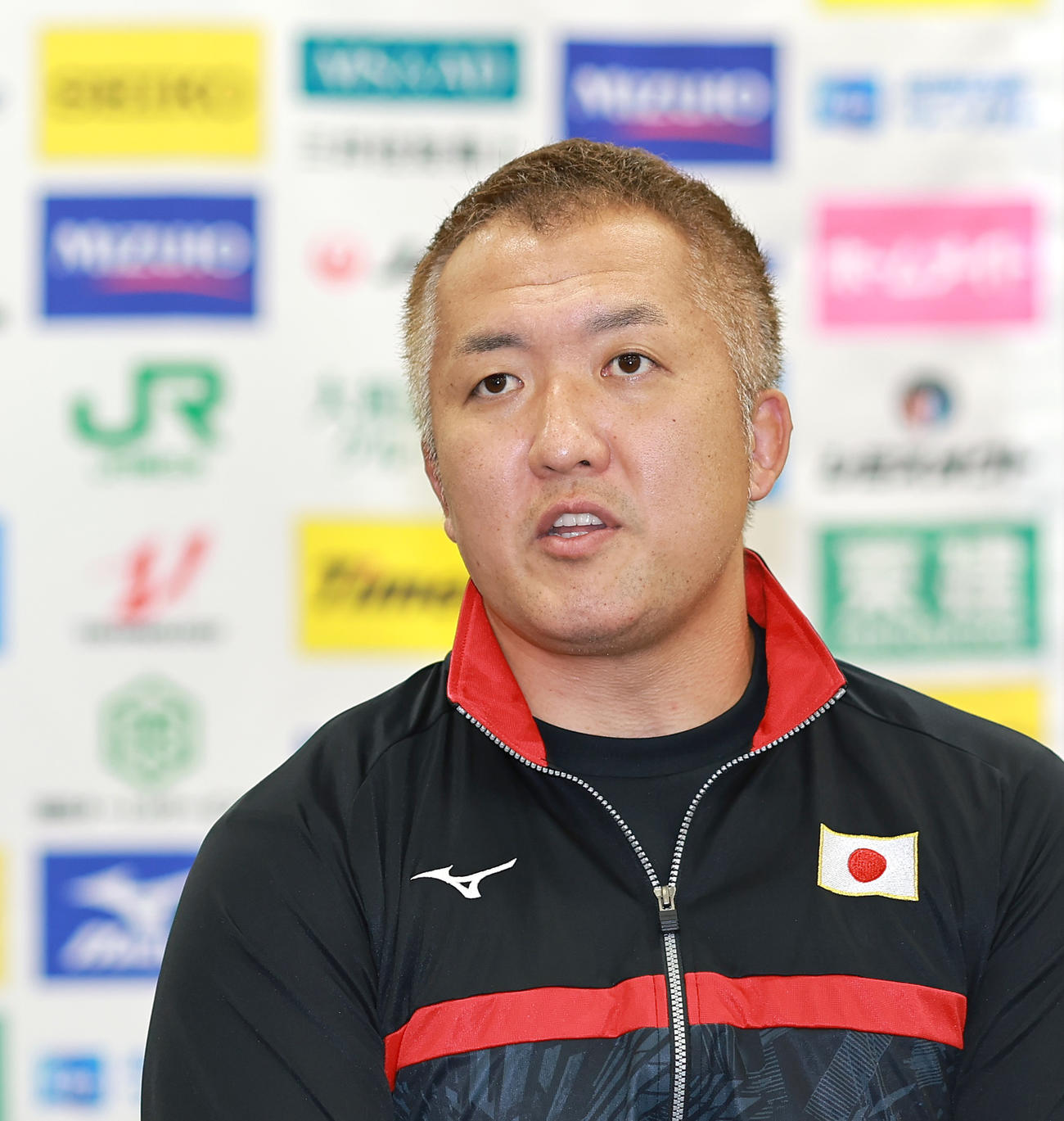 柔道全日本代表合宿記者会見　会見で意気込みを話す鈴木桂治監督（代表撮影）