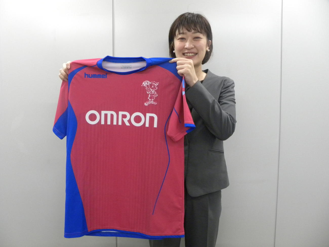 東京・築地の日刊スポーツ新聞社に来社したオムロンの松尾祐依さん（撮影・松本航）