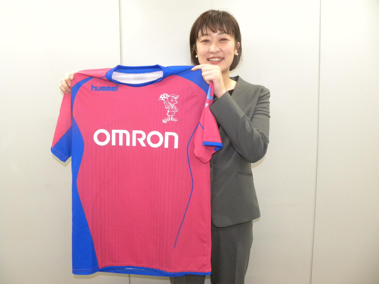 東京・築地の日刊スポーツ新聞社に来社したオムロンの松尾祐依さん（撮影・松本航）