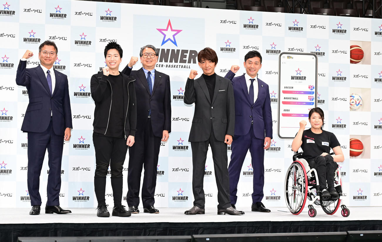 日本初1試合予想くじ「WINNER」発表会の記念撮影に臨む、左からJリーグ野々村芳和チェアマン、卓球五輪メダリストの水谷隼氏、日本スポーツ振興センター芦立訓理事長、木村拓哉、Bリーグ島田慎二チェアマン、スキーパラリンピックメダリストの村岡桃佳氏（撮影・小沢裕）