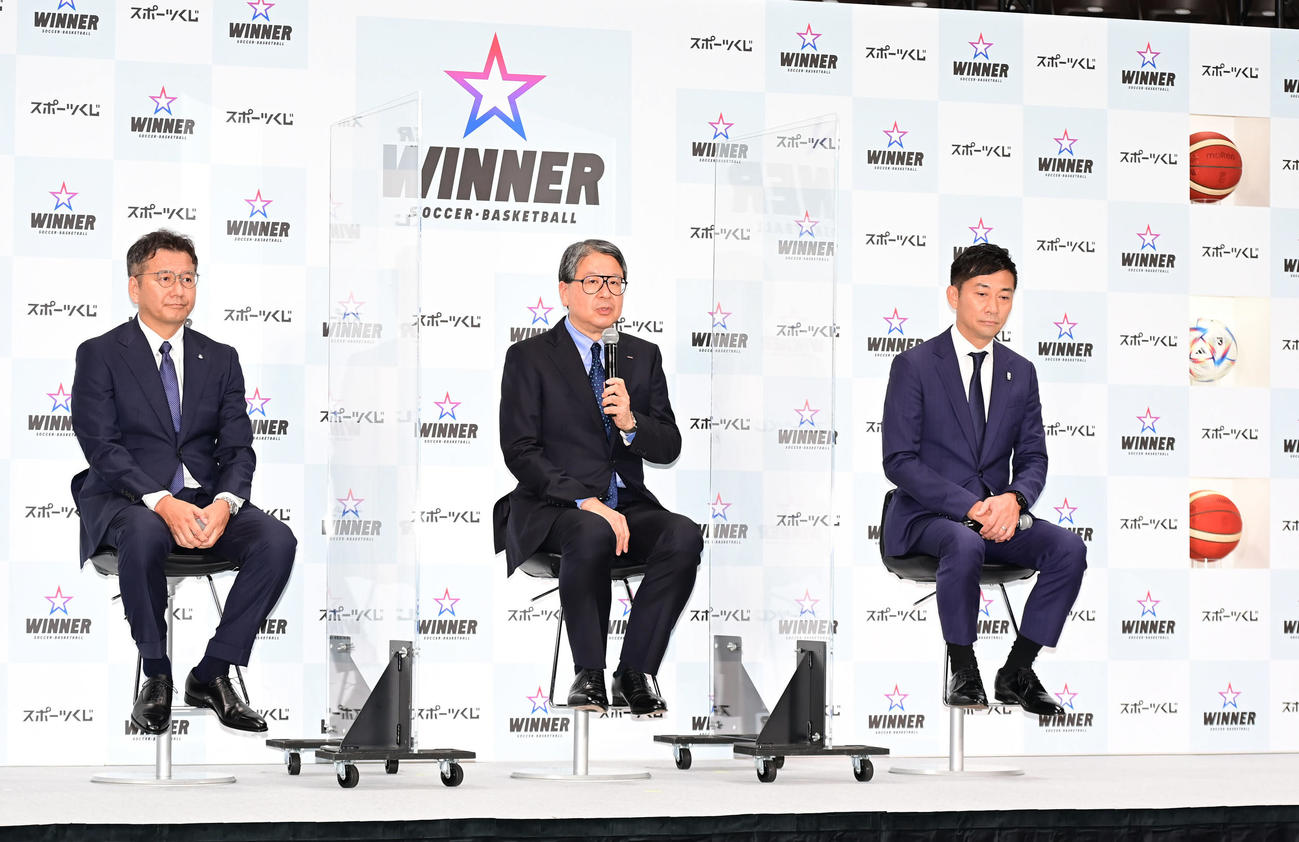 日本初1試合予想くじ「WINNER」発表会に臨む、左からJリーグ野々村チェアマン、日本スポーツ振興センター芦立理事長、Bリーグ島田チェアマン（撮影・小沢裕）