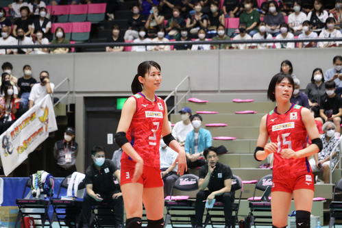 林琴奈（右）と古賀紗理那（2022年8月20日撮影）