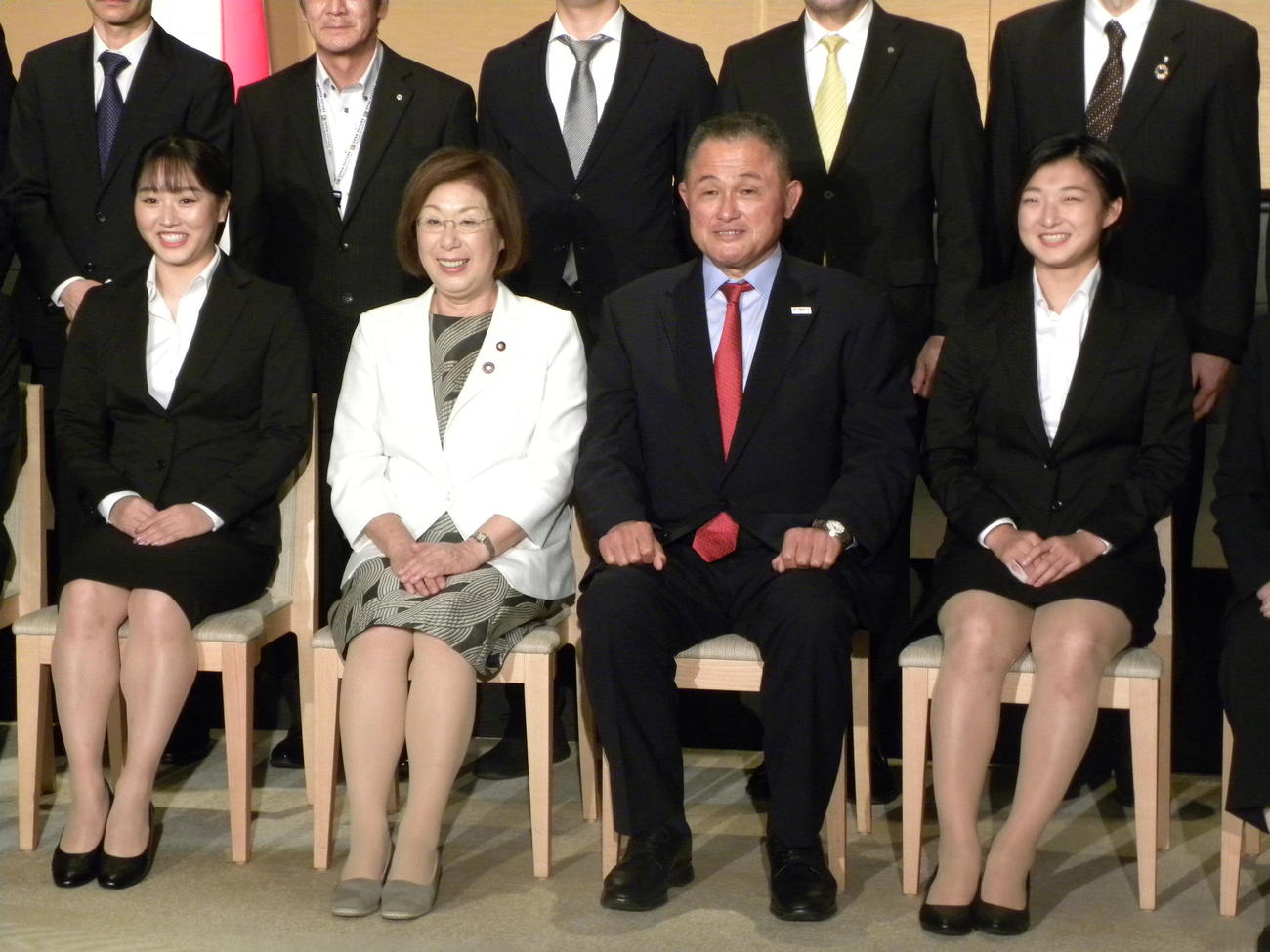 表彰式で笑顔を見せる右から坂本花織、JOC山下泰裕会長、永岡桂子文科相、樋口新葉（撮影・松本航）