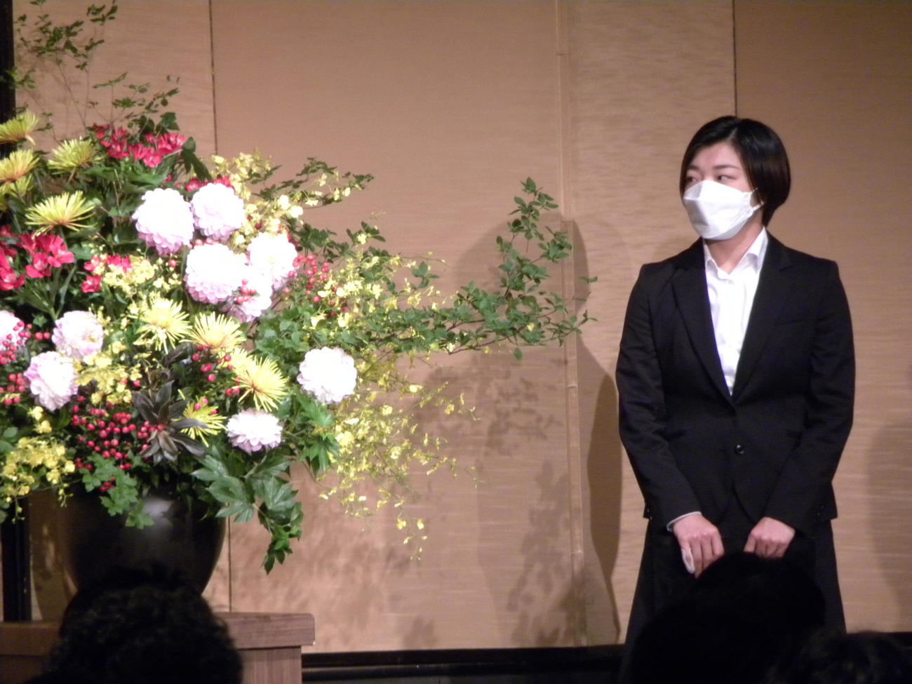 表彰式で壇上に立った坂本花織（撮影・松本航）