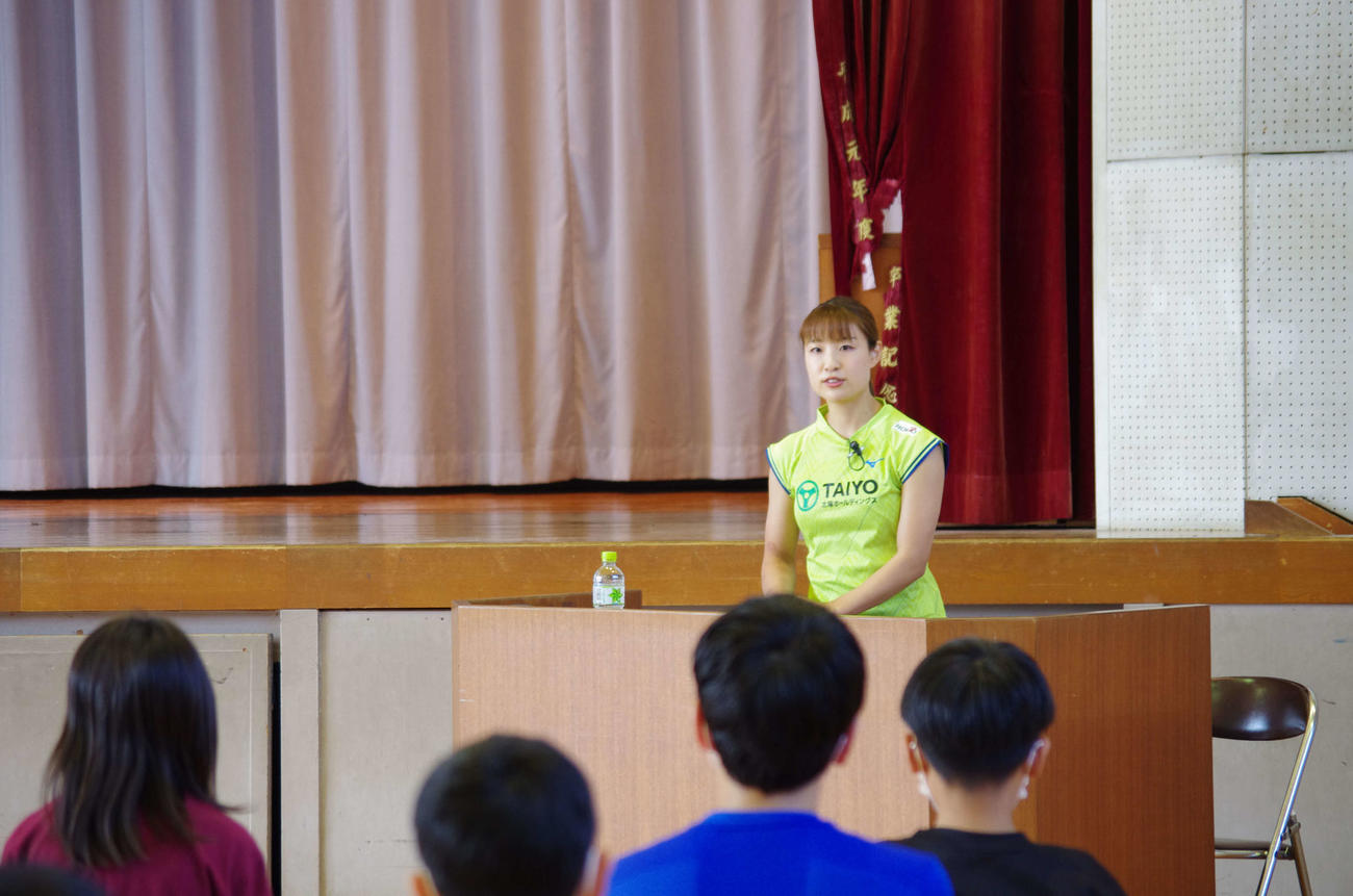 小学生に講演するバドミントン女子の奥原