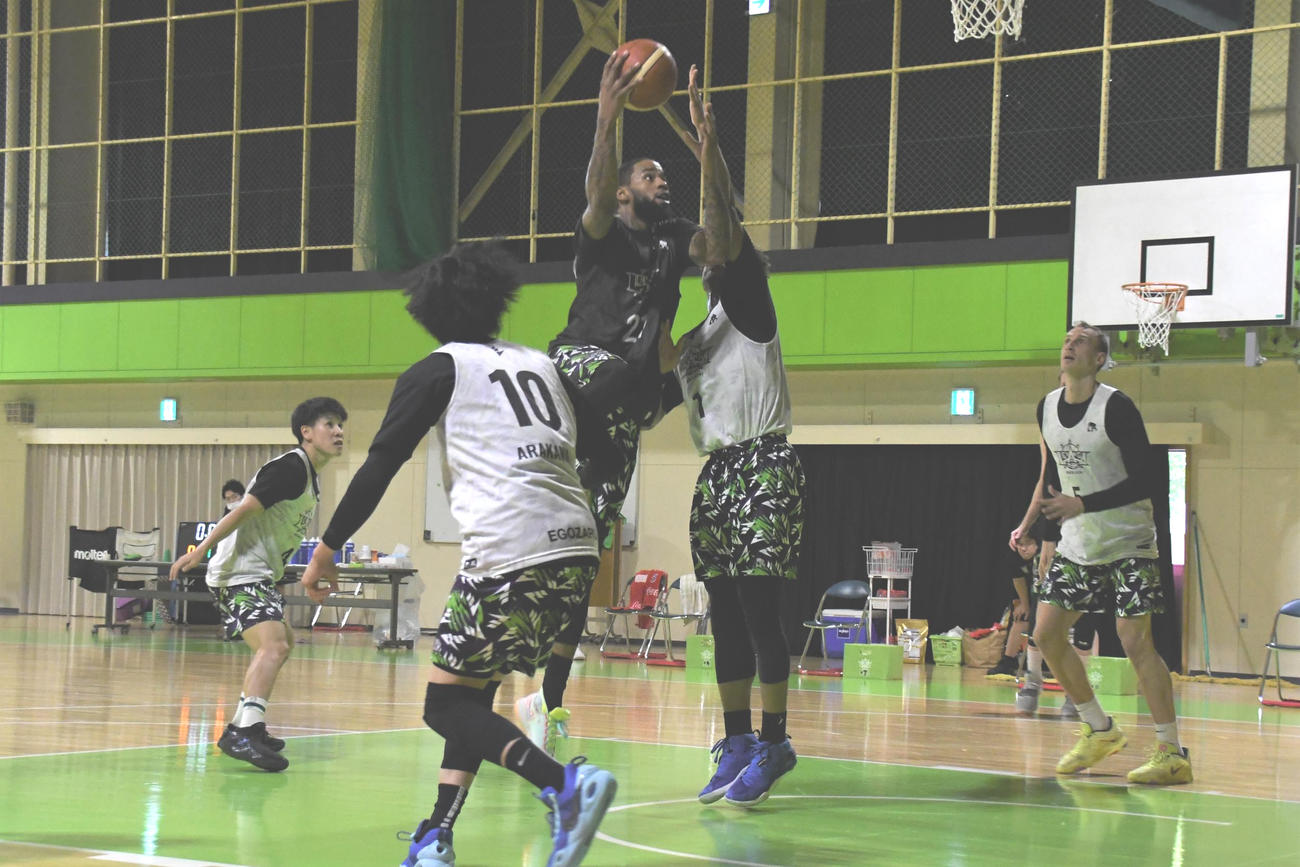 開幕戦に向け試合形式の練習で連係を確認する（撮影・石井翔太）