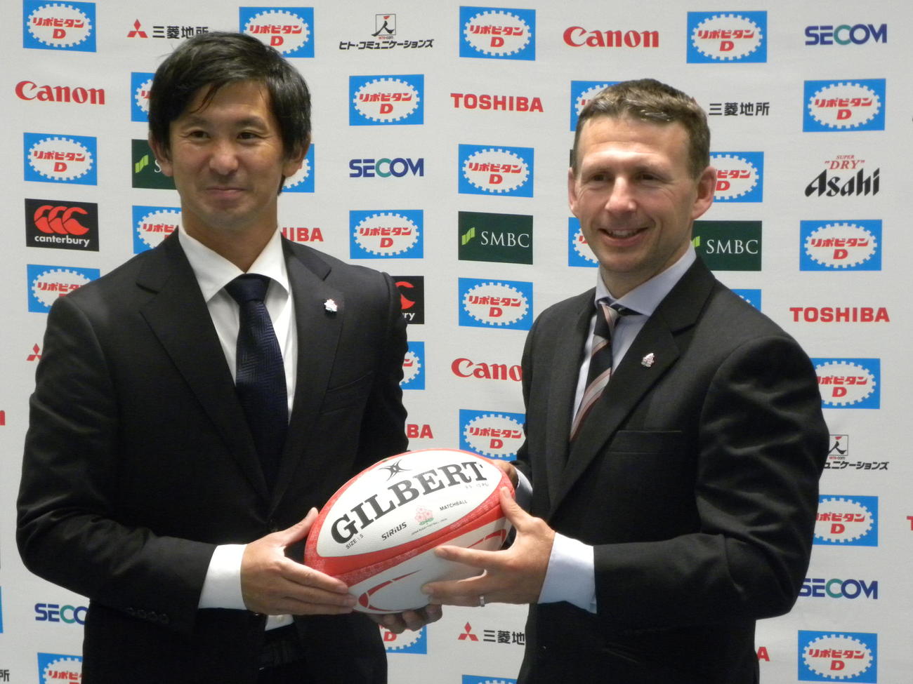 男子7人制日本代表ヘッドコーチに就任したエイモー氏（右）と徳永ナショナルチームディレクター（撮影・松本航）