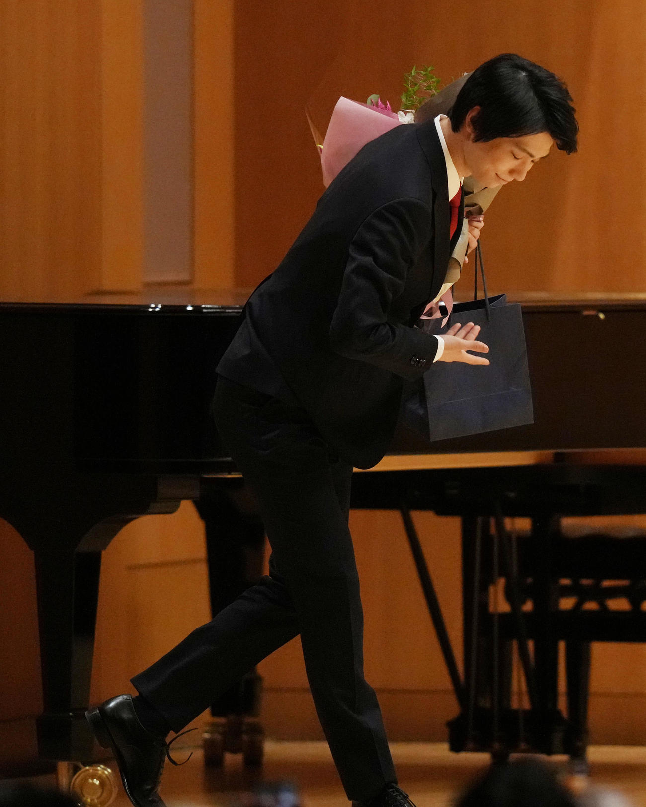日中国交正常化50周年記念慶典の記念撮影に臨んだ羽生結弦さんはターンをしながら舞台袖へ引き揚げる（撮影・小沢裕）