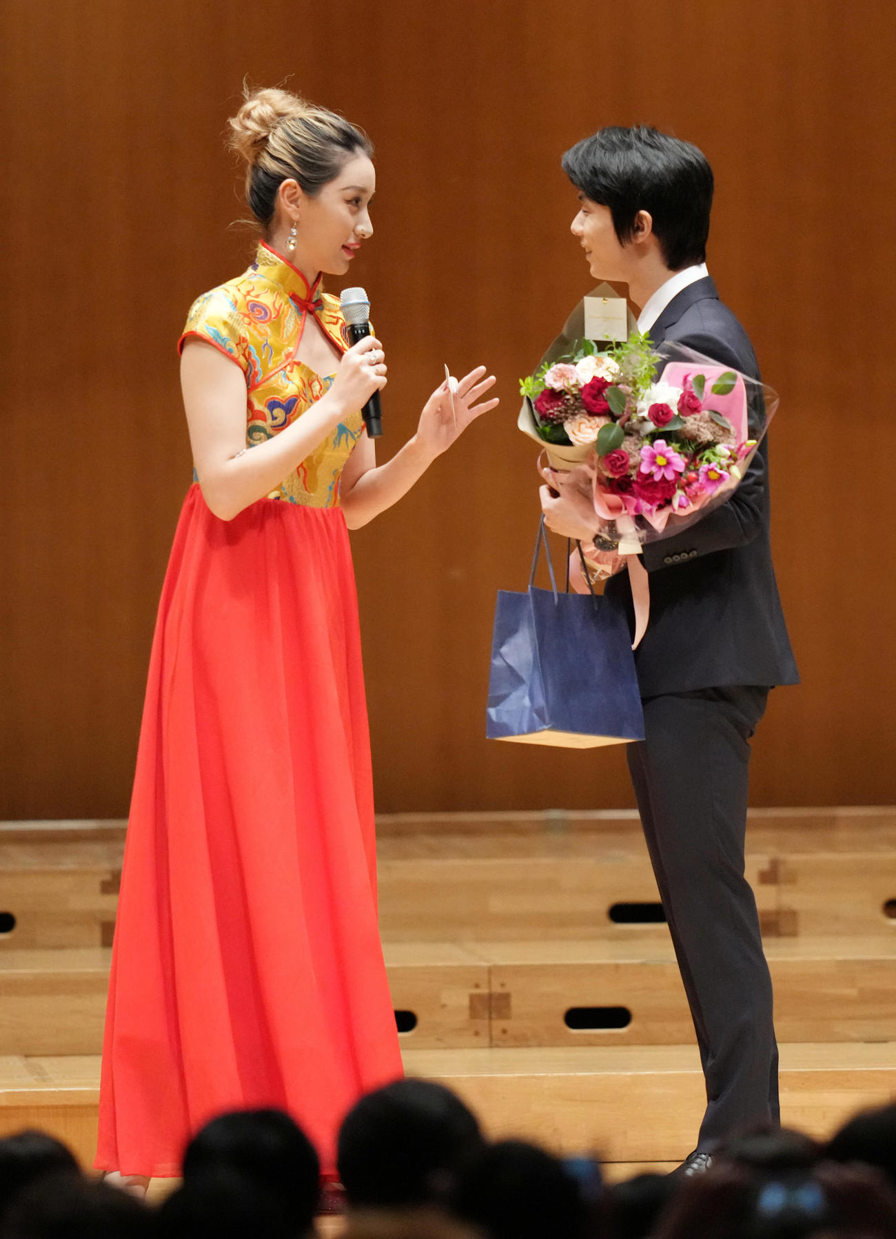 日中国交正常化50周年記念慶典であいさつする羽生結弦さんは言葉に詰まってしまい、二胡奏者のチャンヒナさん（左）に歩み寄る（撮影・小沢裕）