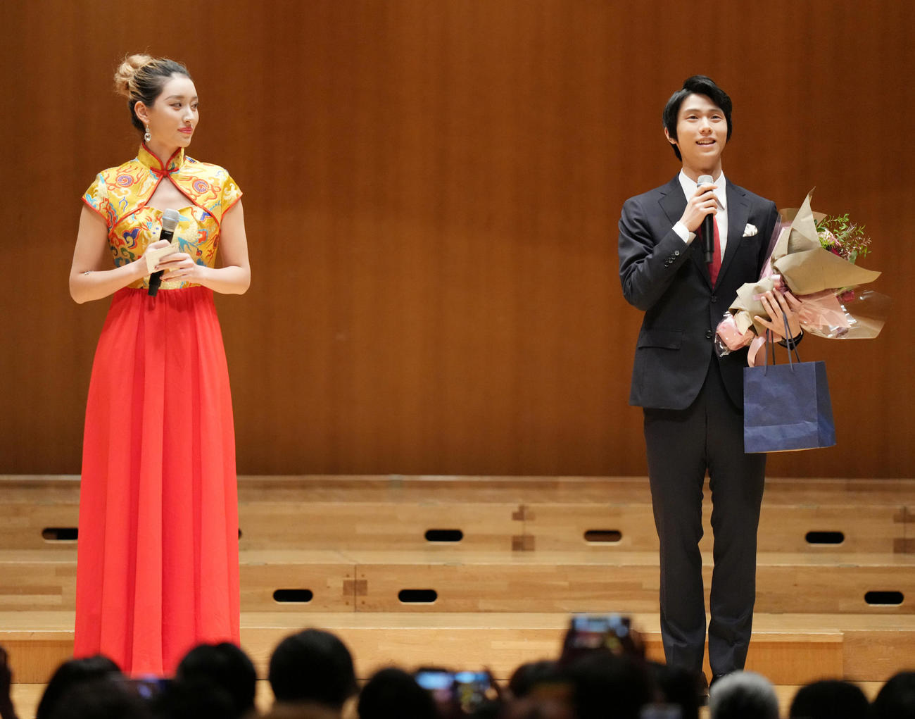 日中国交正常化50周年記念慶典であいさつする羽生結弦さん。左は二胡奏者のチャンヒナさん（撮影・小沢裕）