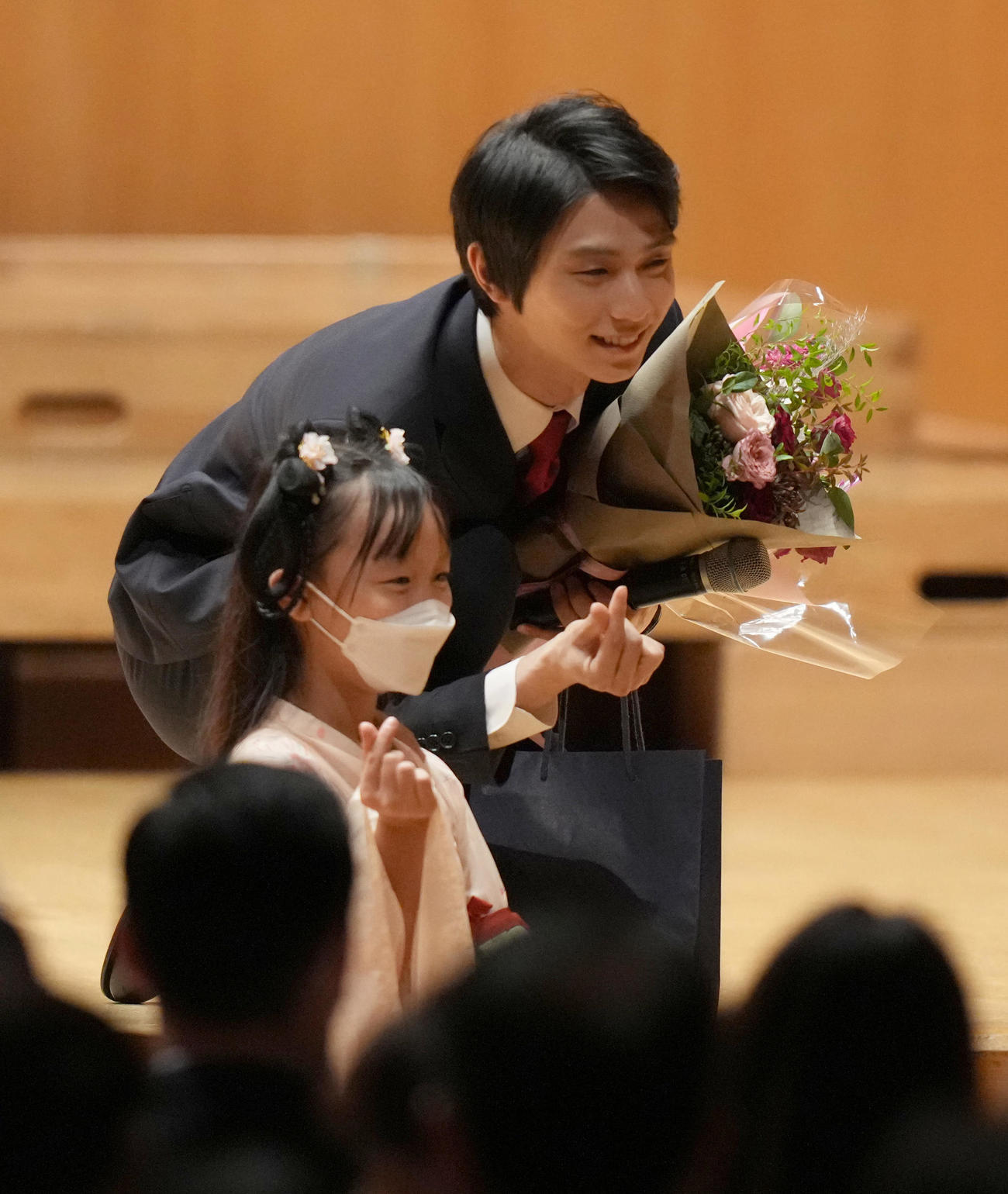 日中国交正常化50周年記念慶典であいさつを終えた羽生結弦さんは女の子と記念撮影に臨む（撮影・小沢裕）