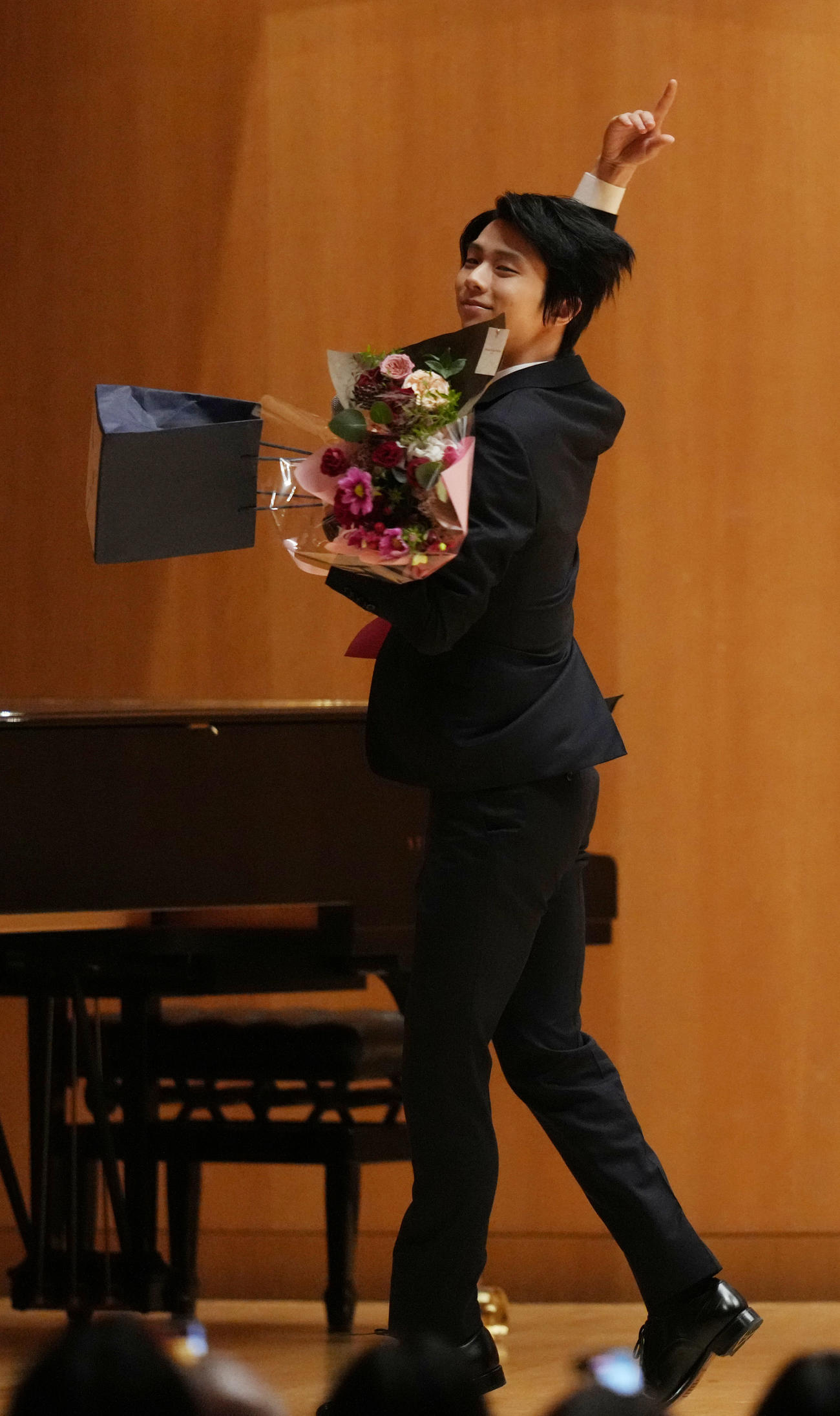 日中国交正常化50周年記念慶典の記念撮影に臨んだ羽生結弦さんはターンをしながら舞台袖へ引き揚げる（撮影・小沢裕）