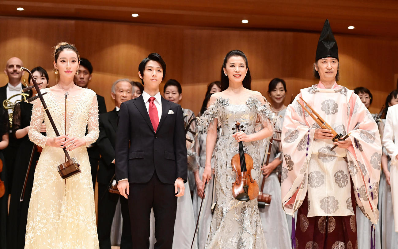 日中国交正常化50周年記念慶典の記念撮影に臨む羽生結弦さん（左から2人目）（撮影・小沢裕）