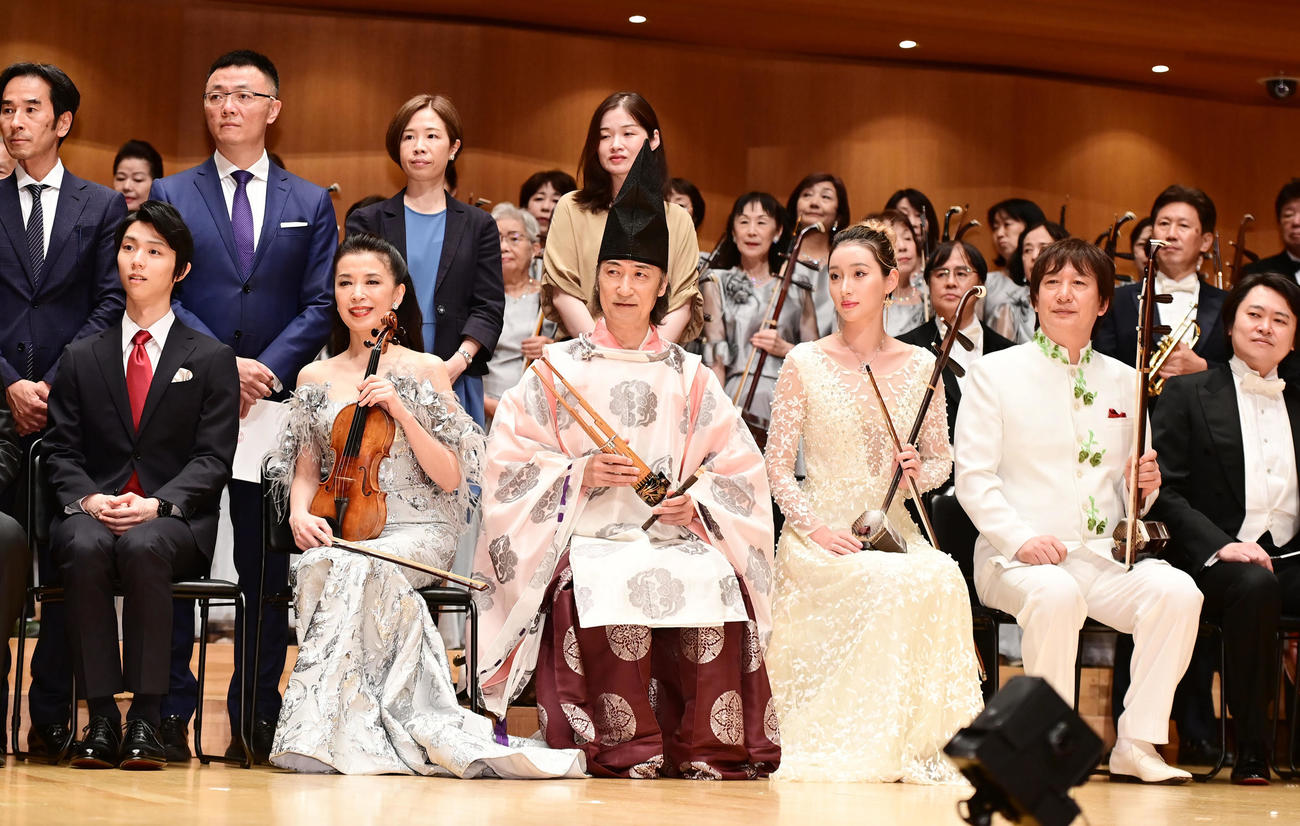 日中国交正常化50周年記念慶典の記念撮影に臨む羽生結弦さん（前列左端）（撮影・小沢裕）