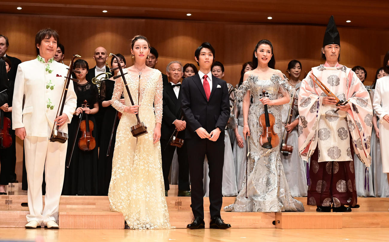 日中国交正常化50周年記念慶典の記念撮影に臨む羽生結弦さん（中央）（撮影・小沢裕）