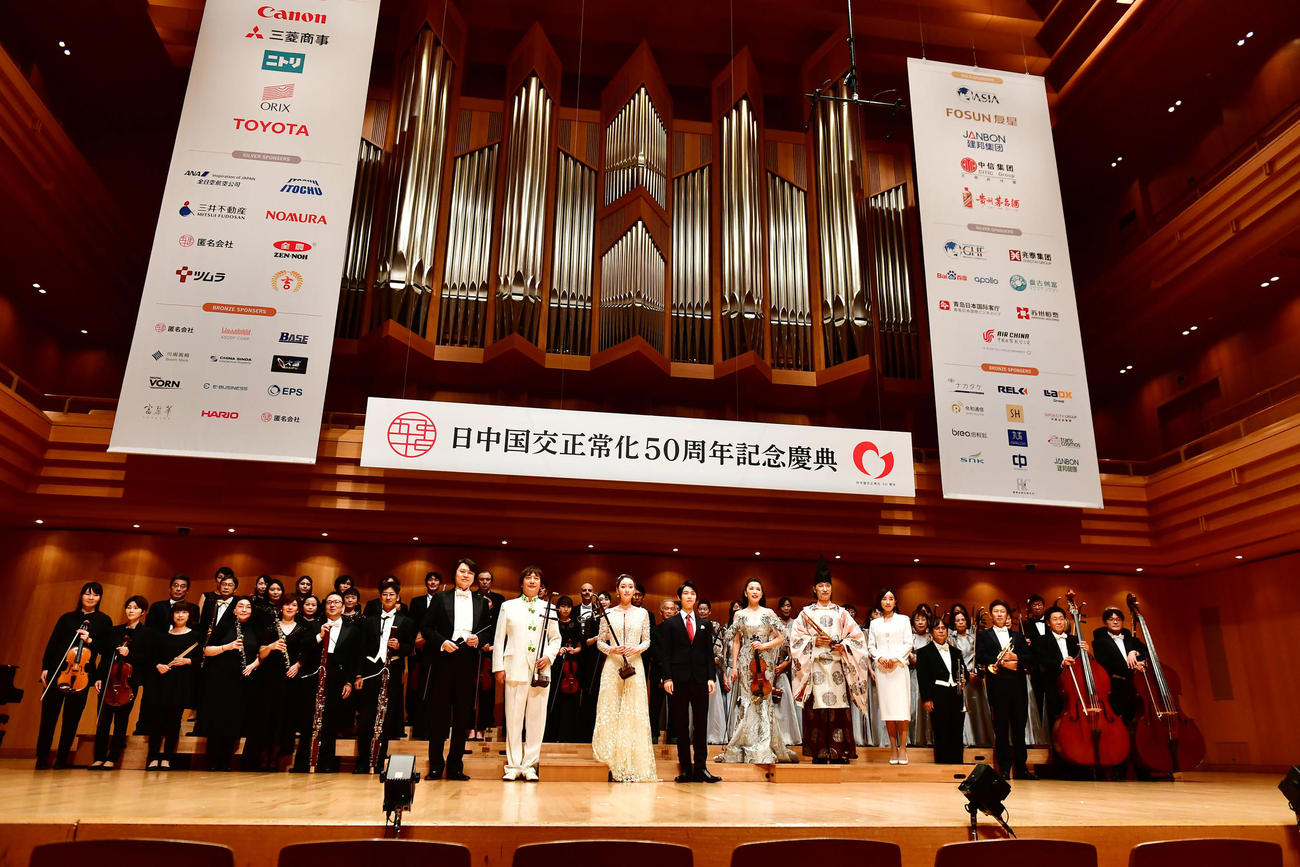 日中国交正常化50周年記念慶典の記念撮影に臨む羽生結弦さん（中央）ら関係者たち（撮影・小沢裕）