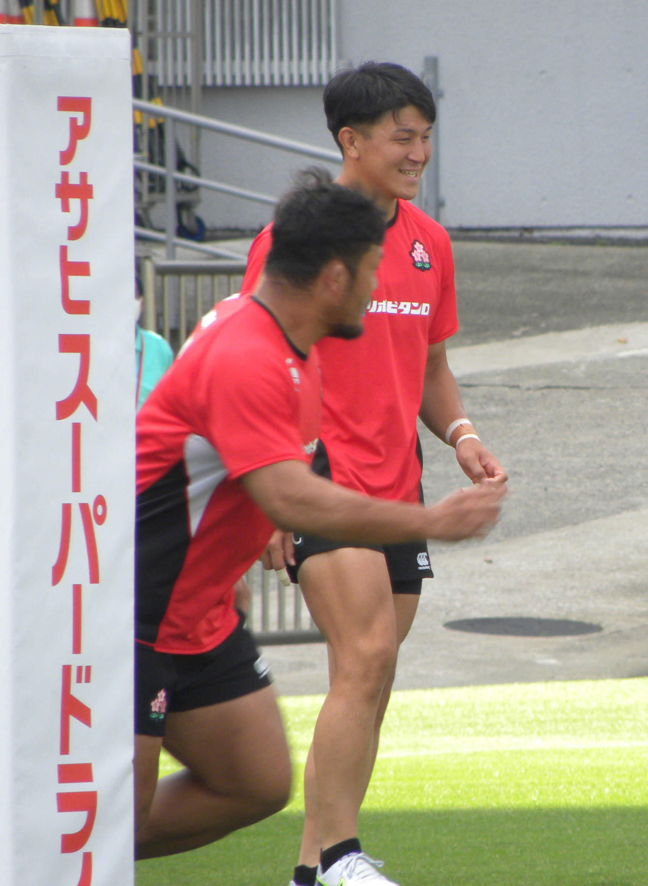 オーストラリアA戦の前日練習で笑顔を見せるJAPAN XVのSO中尾（右）（撮影・松本航）