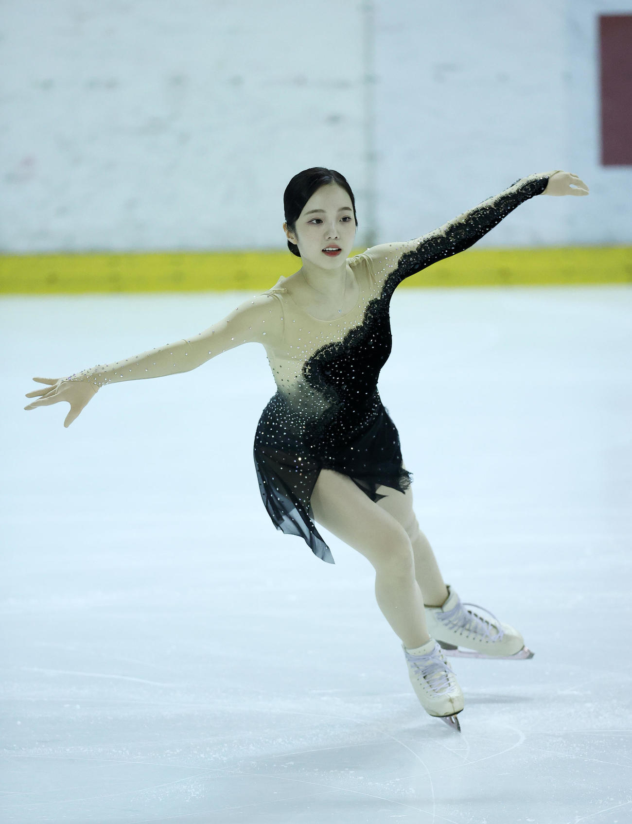 女子SPで演技をする本田真凜（撮影・鈴木正人）