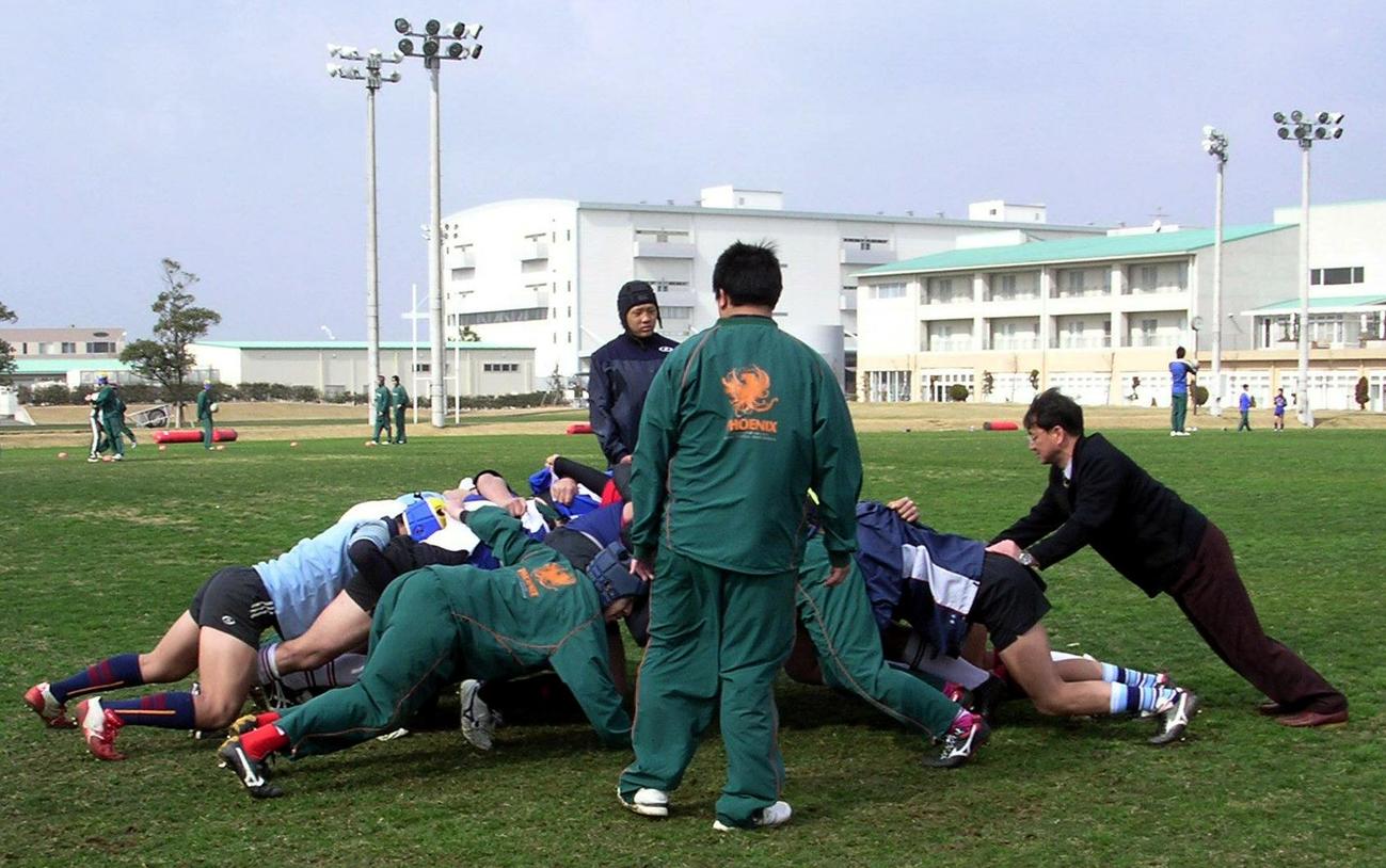 福岡市東区さわやかスポーツ広場で練習する東福岡の選手たち（2007年2月10日撮影）
