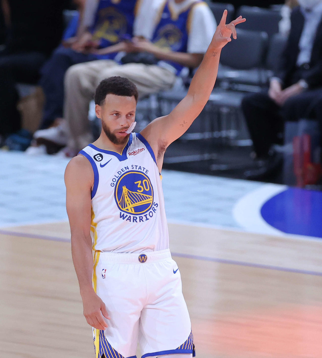 ウォリアーズ対ウィザーズ　試合前、ポーズを決めるウォリアーズ・カリー（撮影・河田真司）