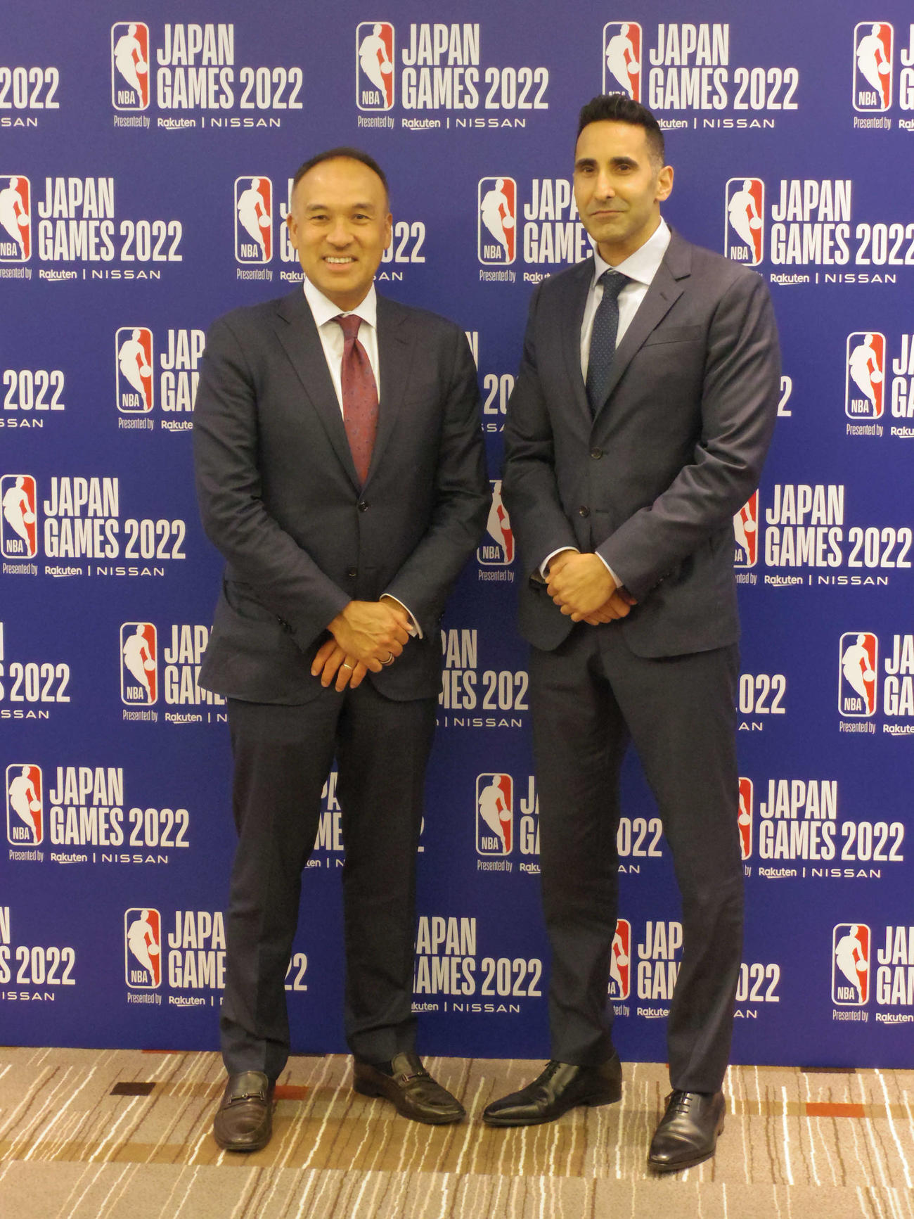 日本でのオープン戦開催で来日中のNBAのテイタム副コミッショナー兼最高執行責任者（左）と、シェイク・アジア地区マネージングディレクター