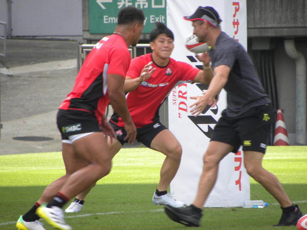 オーストラリアA戦の前日練習を行うJAPAN XVのSO中尾（中央）（撮影・松本航）