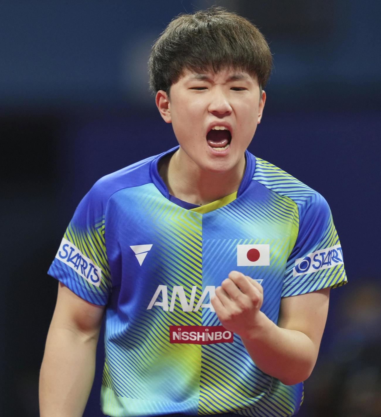 男子1次リーグ　イラン戦でガッツポーズする張本智和（共同）